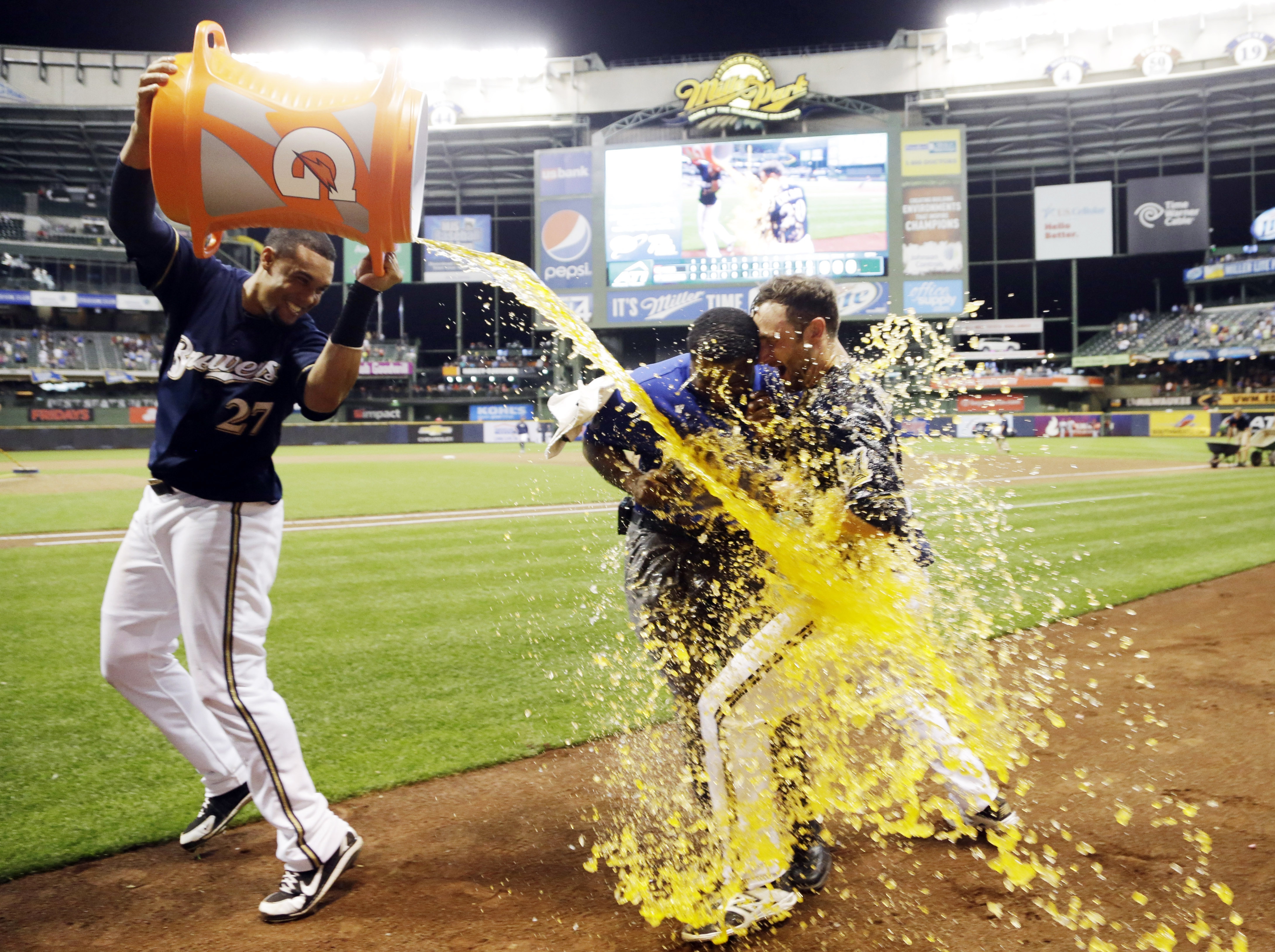 Lucroy hits walkoff homer to give Brewers 4-3 win
