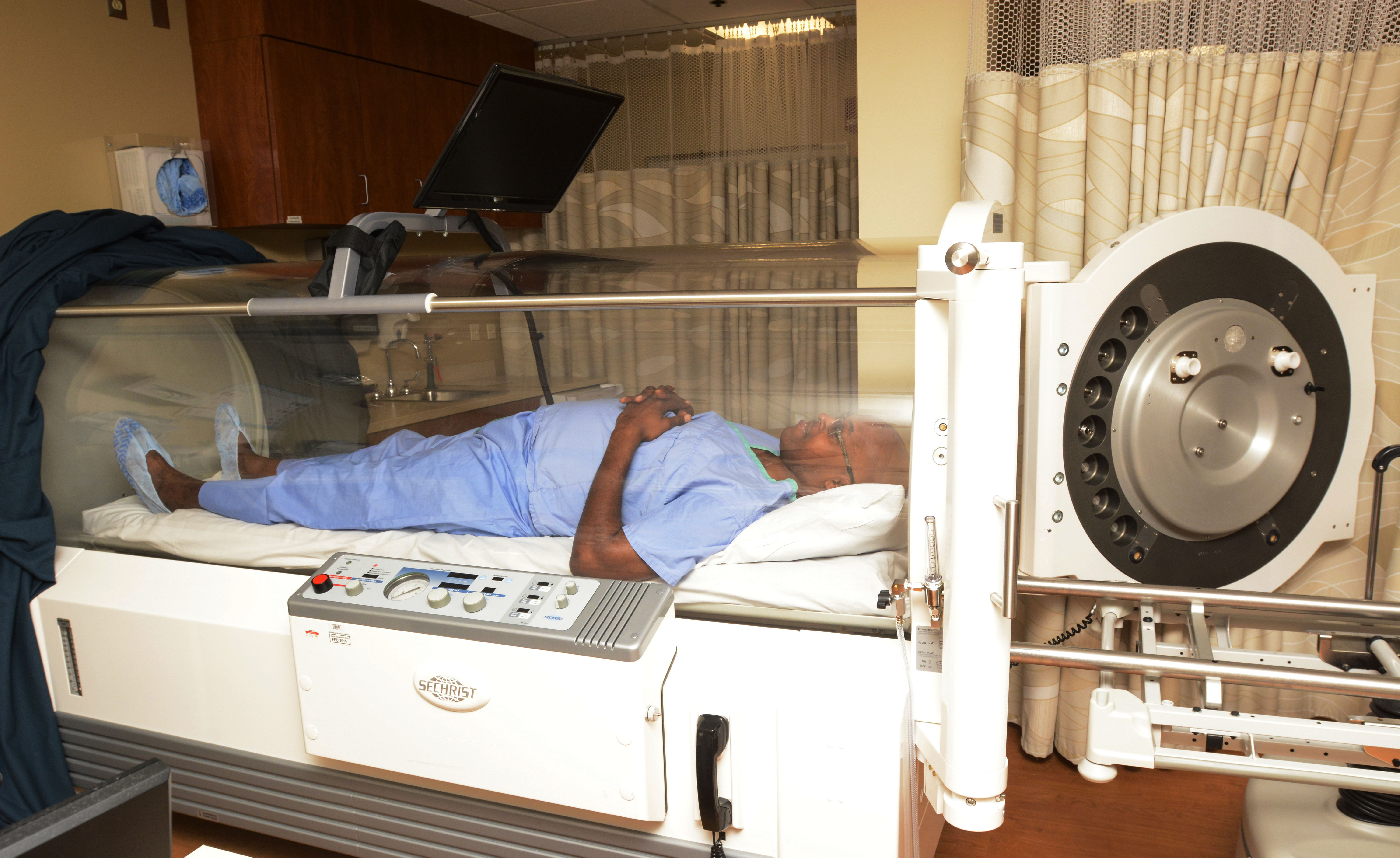 Hyperbaric oxygen chambers gain use at hospitals