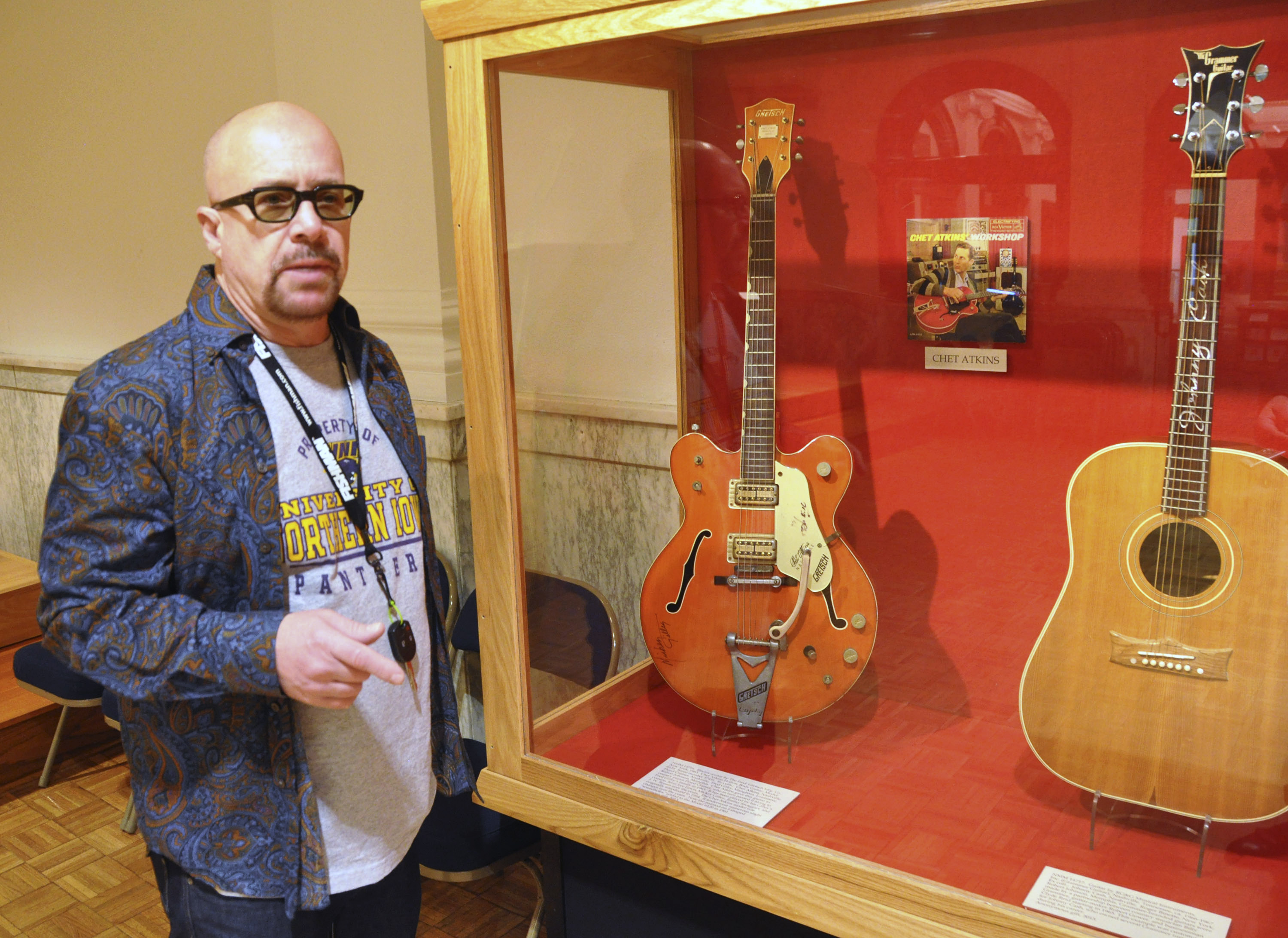 SD museum, collector dispute Elvis' broken guitar