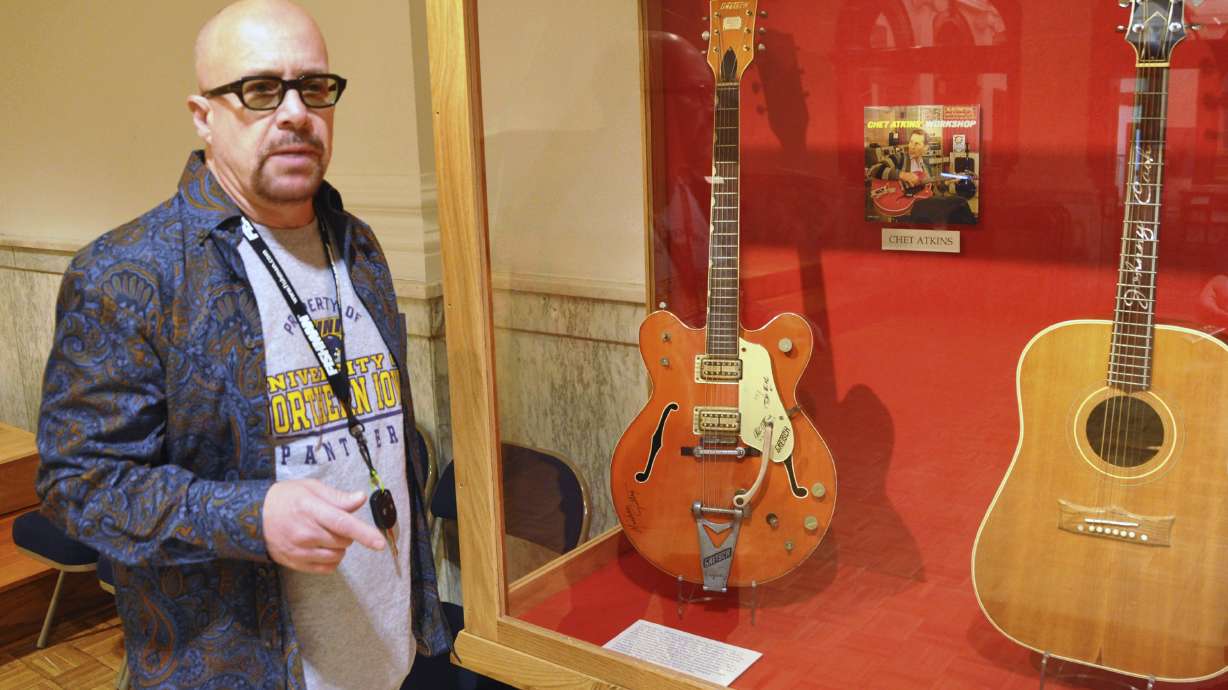 SD museum, collector dispute Elvis' broken guitar