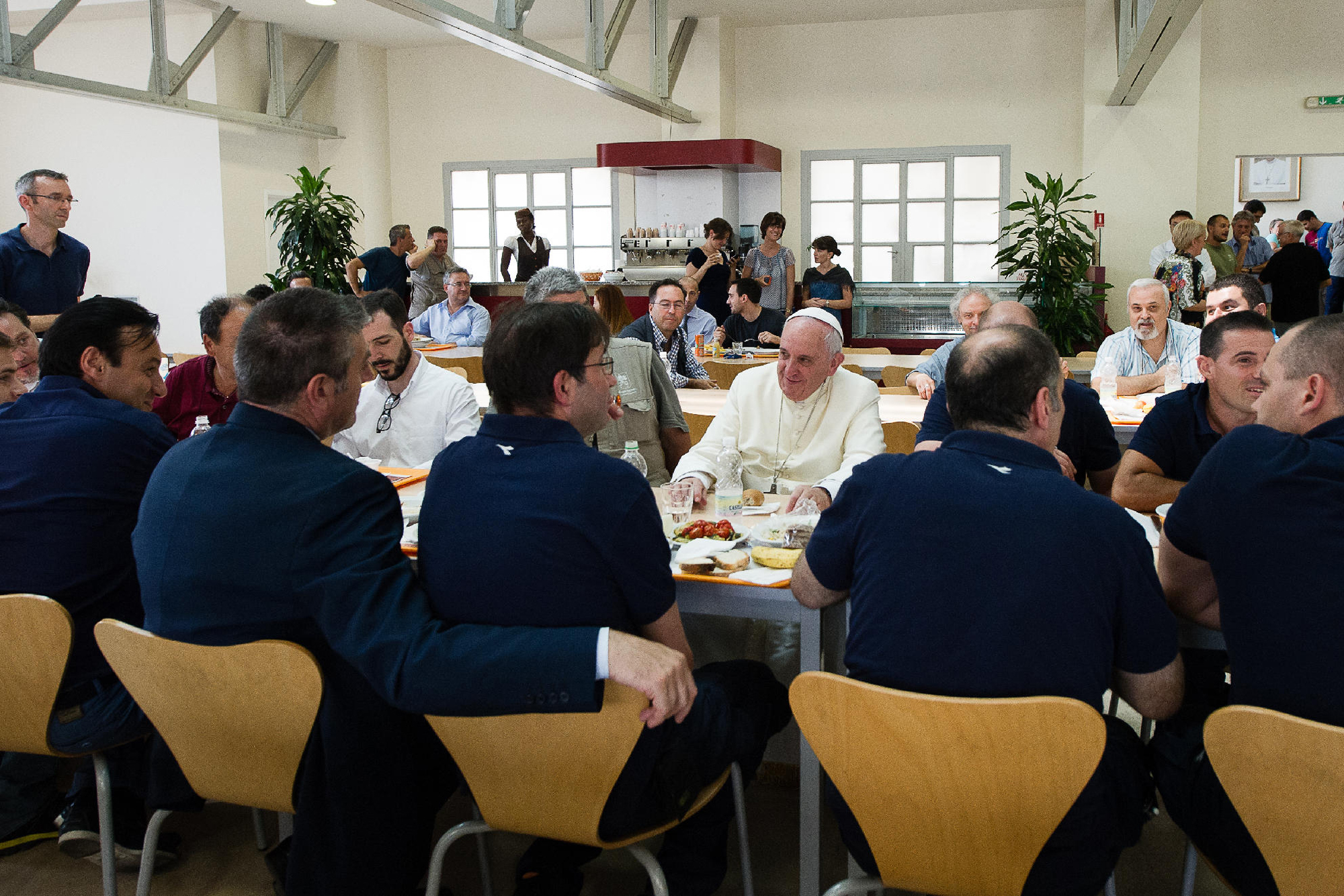 Lunch special: Pope lines up for self-serve meal