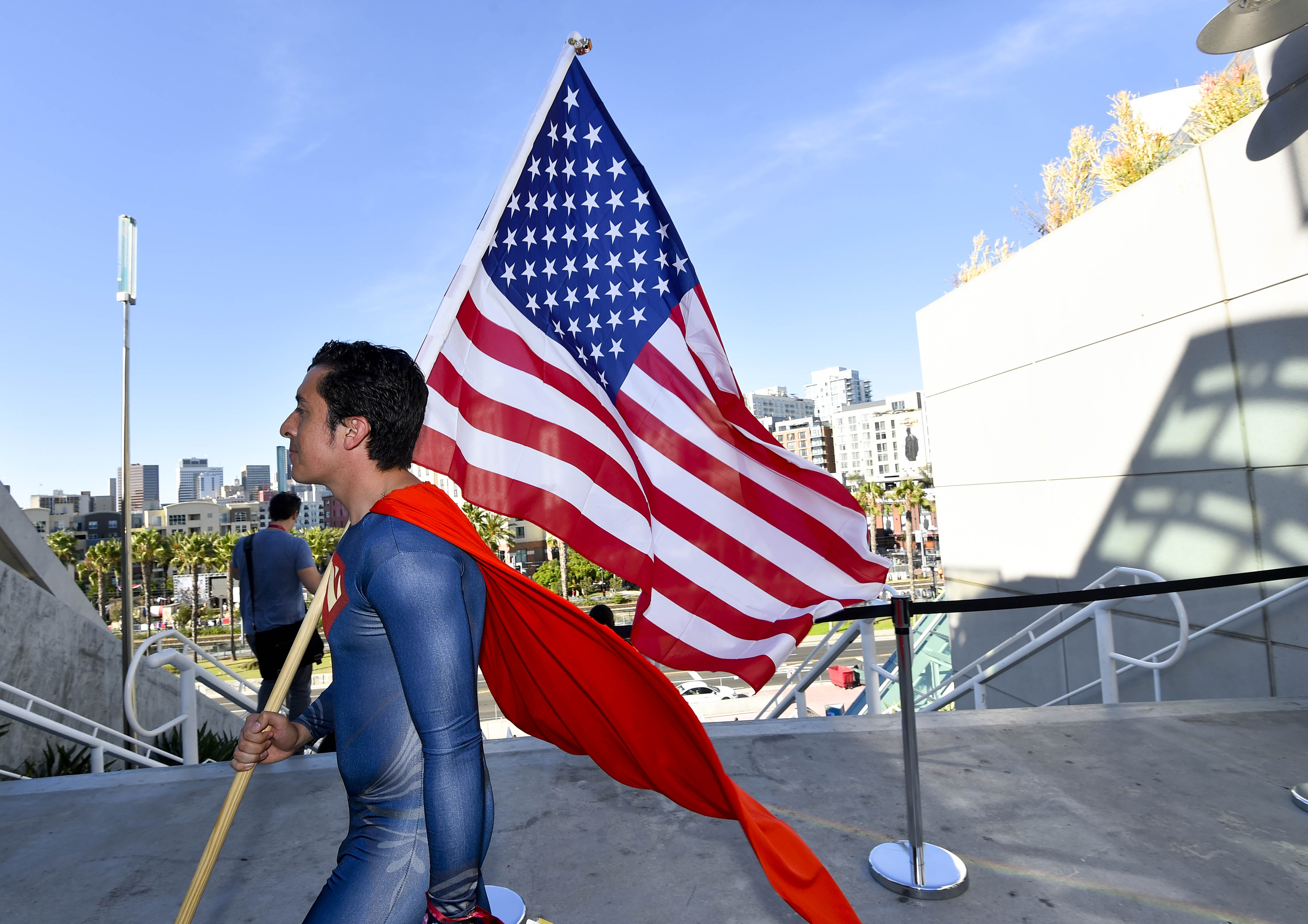 'Batman v Superman' stare-down comes to Comic-Con