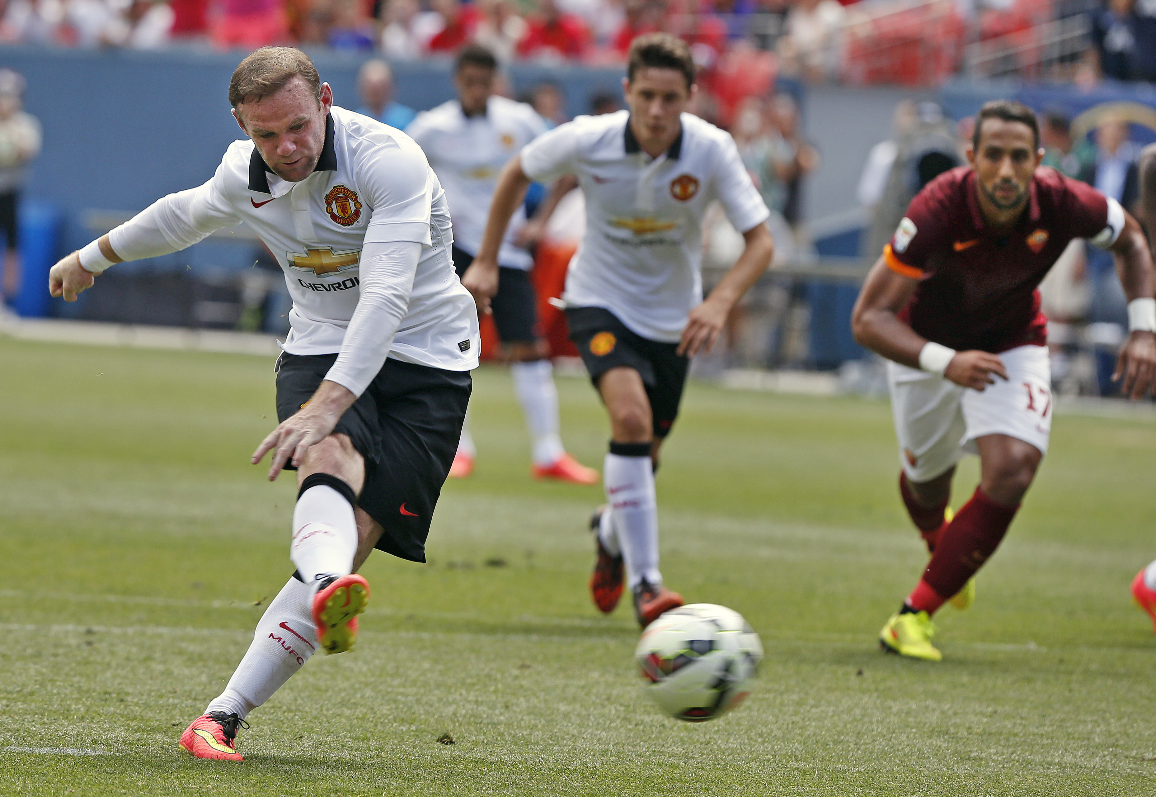 Rooney scores twice, Man U beats AS Roma 3-2