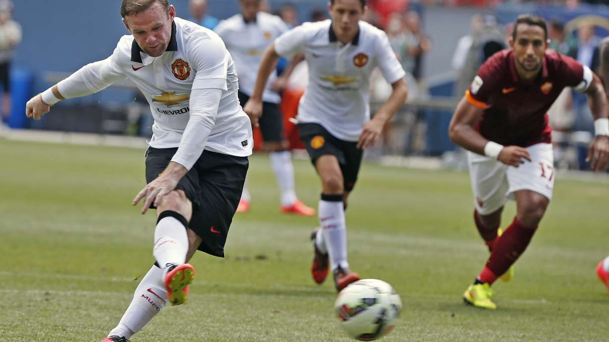 Rooney scores twice, Man U beats AS Roma 3-2