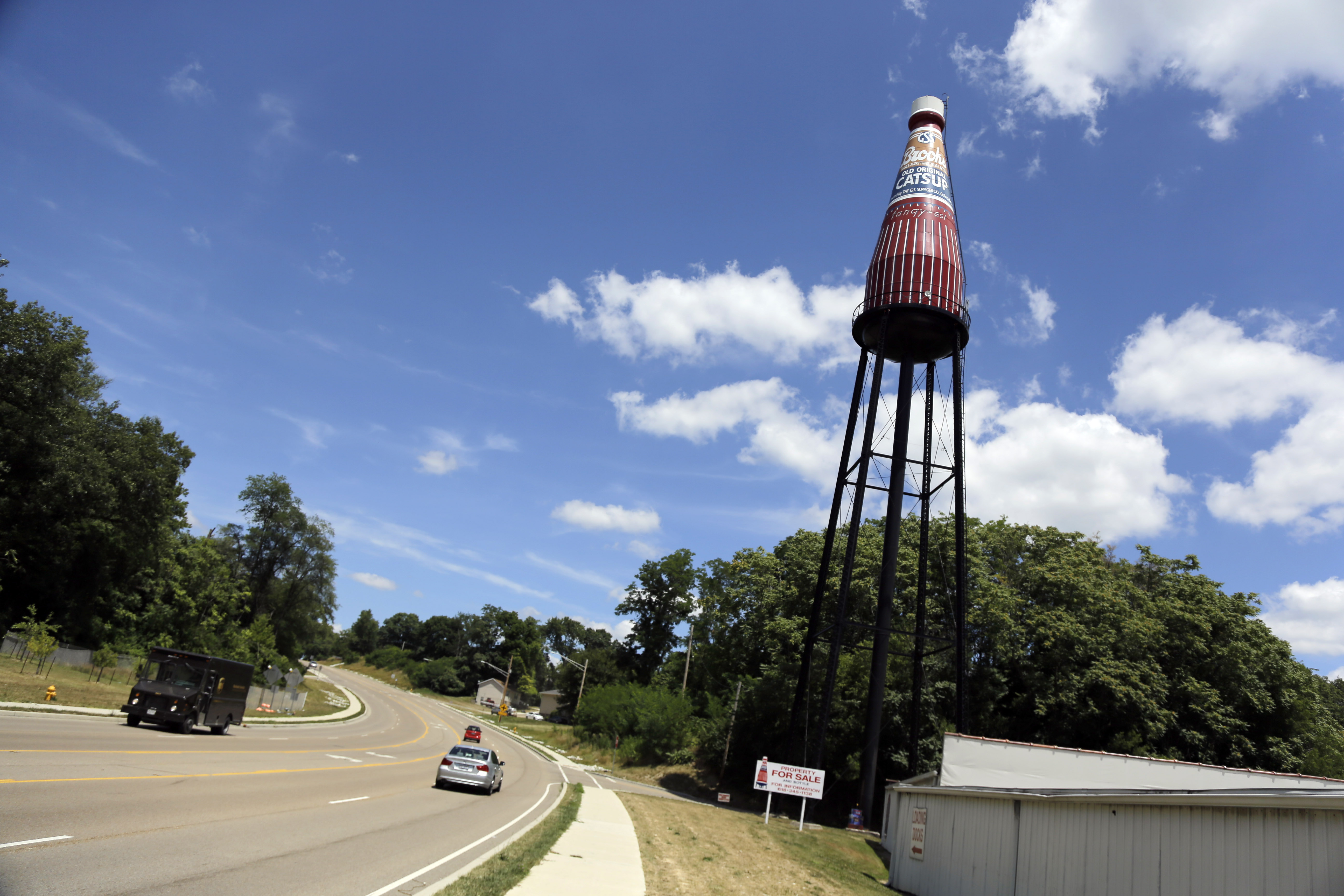 Giant ketchup bottle draws tourists in Illinois