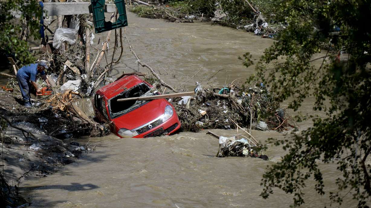 Floods submerge parts of Balkans, 2 have died