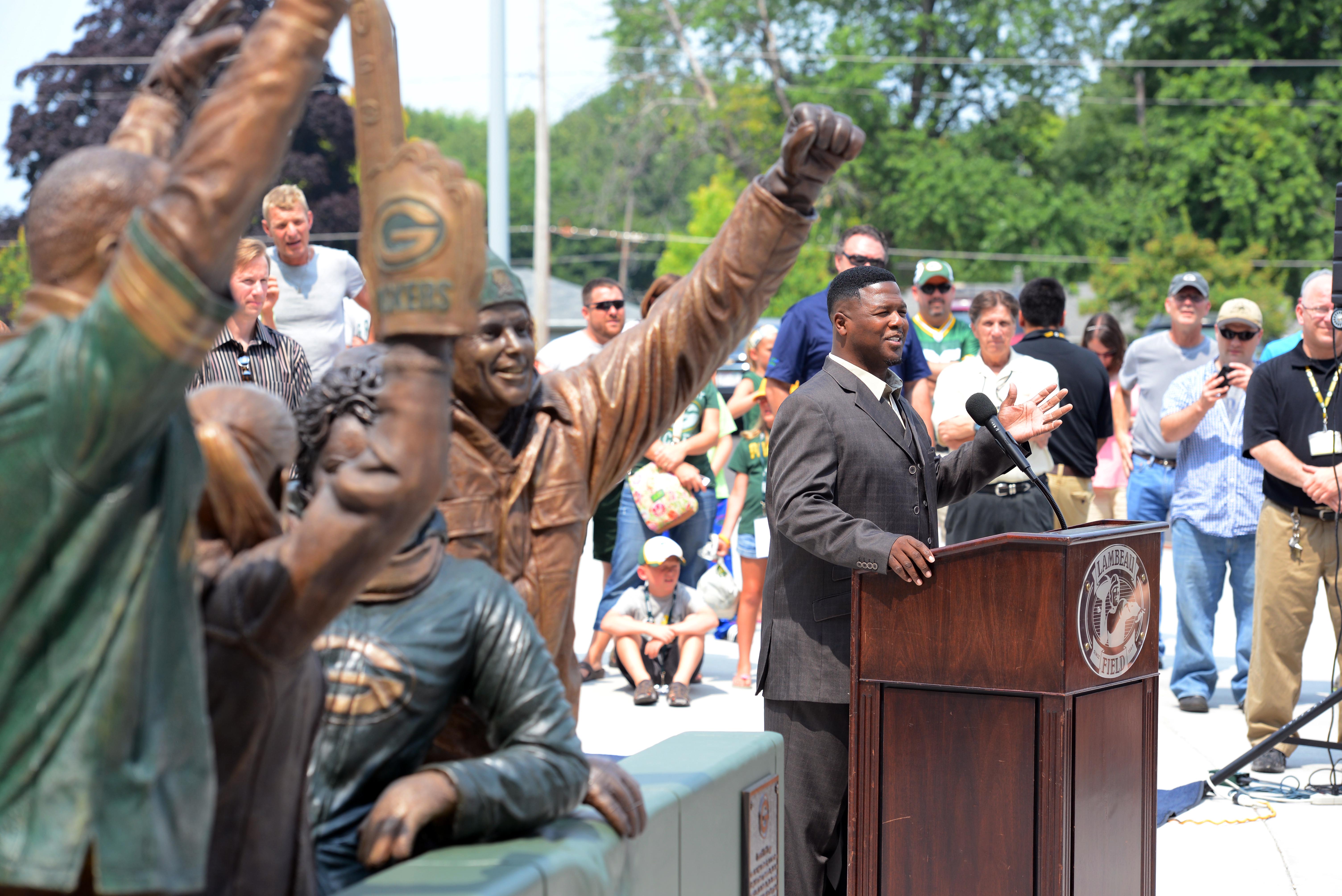 Packers unveil statue for the Lambeau Leap