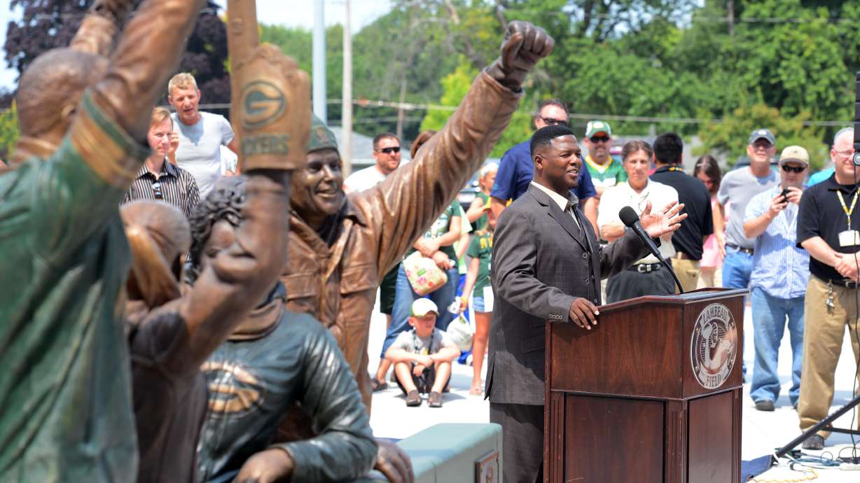 Packers unveil statue for the Lambeau Leap