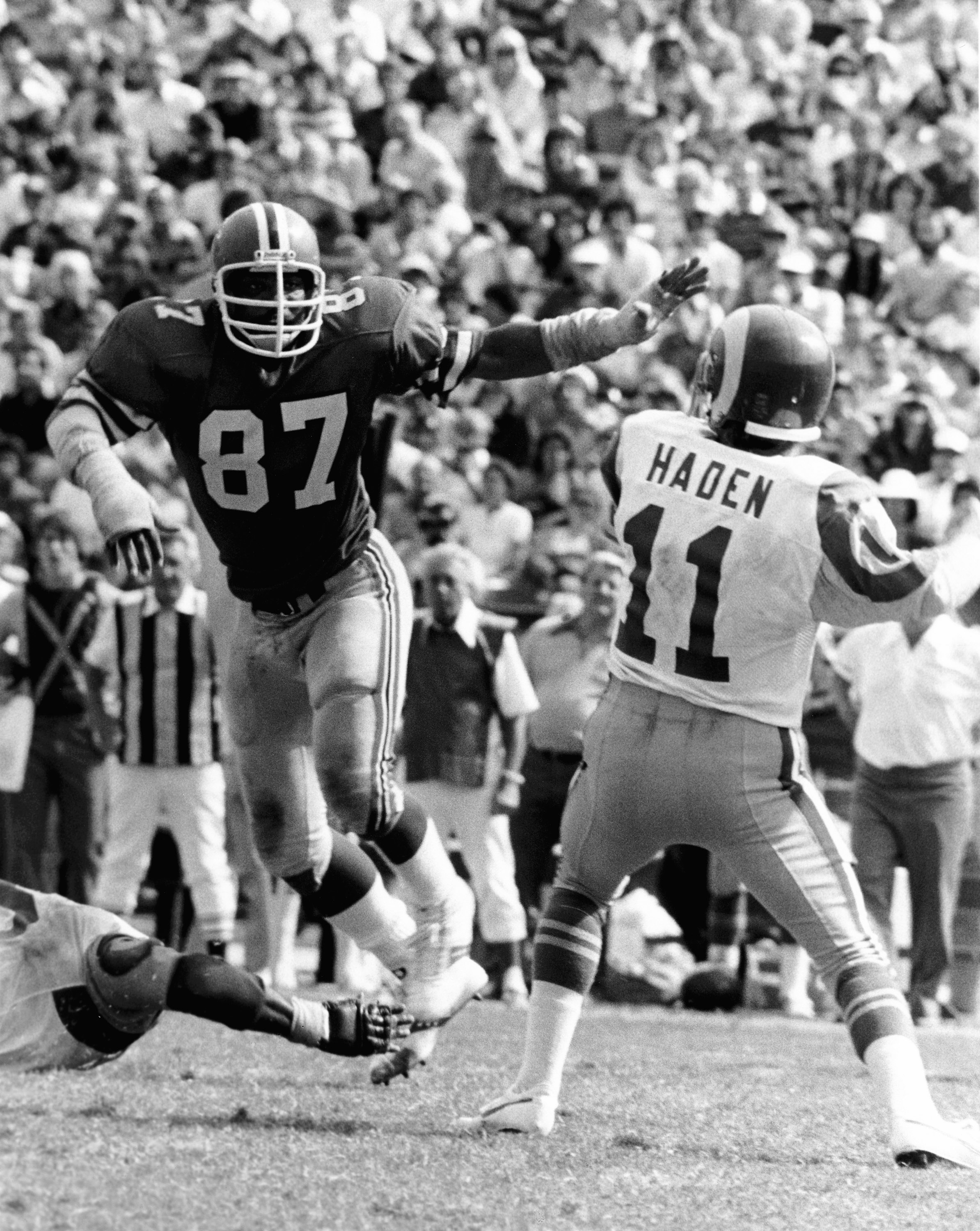 Defensive end Humphrey inducted into HOF