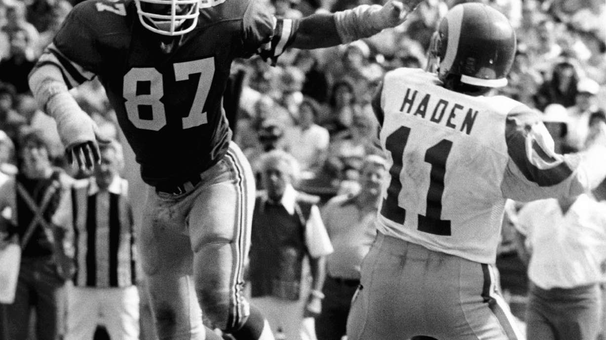 Defensive end Humphrey inducted into HOF