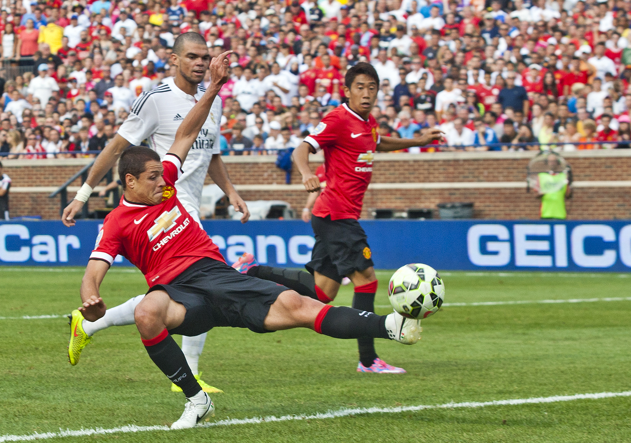 Van Gaal off to encouraging start at Man United