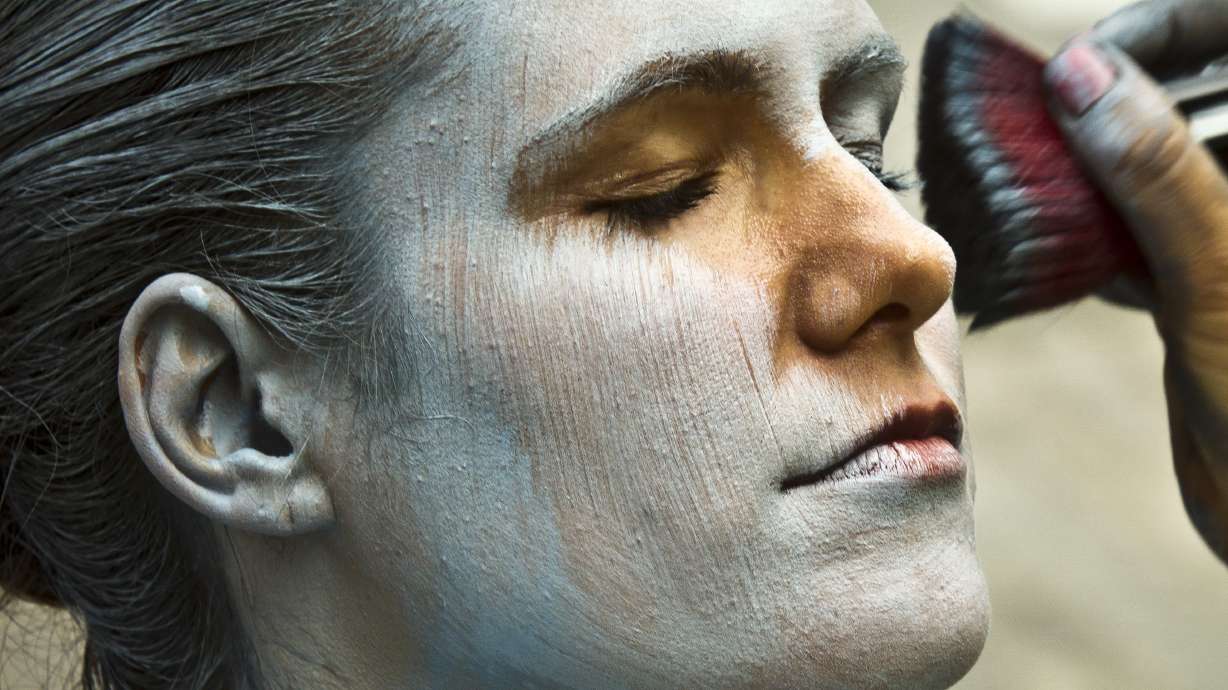 Body-paint artist blends models into NYC landmarks