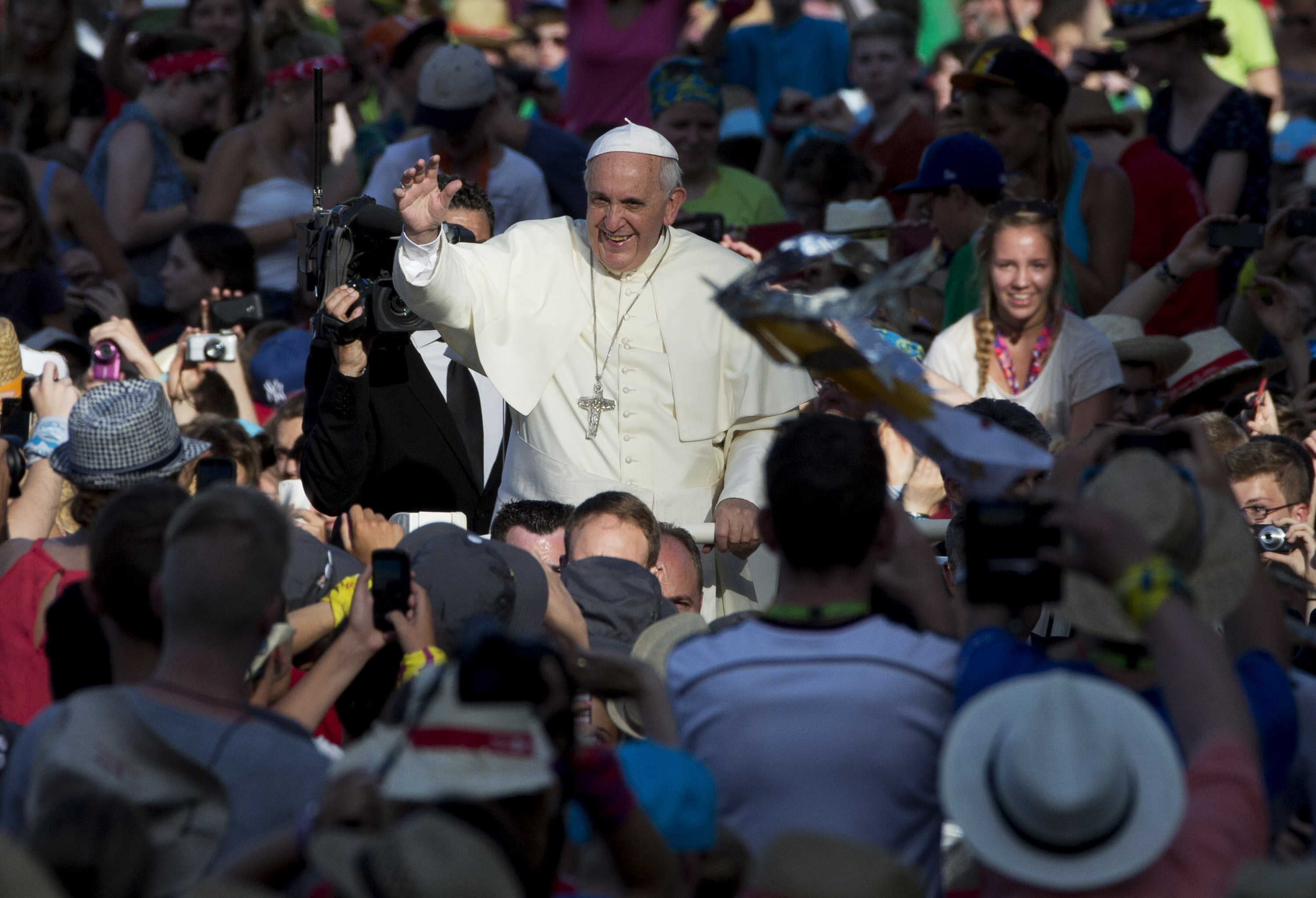 Pope speaks in German to 50,000 Catholic kids