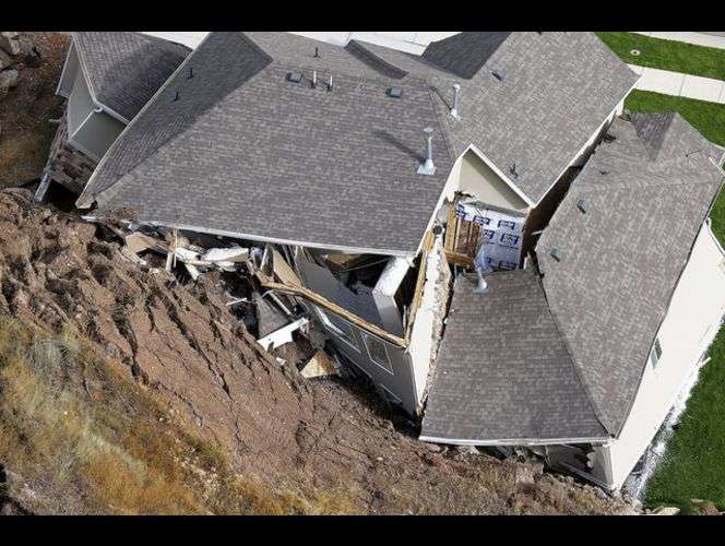 Tres casas aún en alto riesgo de deslizamiento de tierra por la lluvia