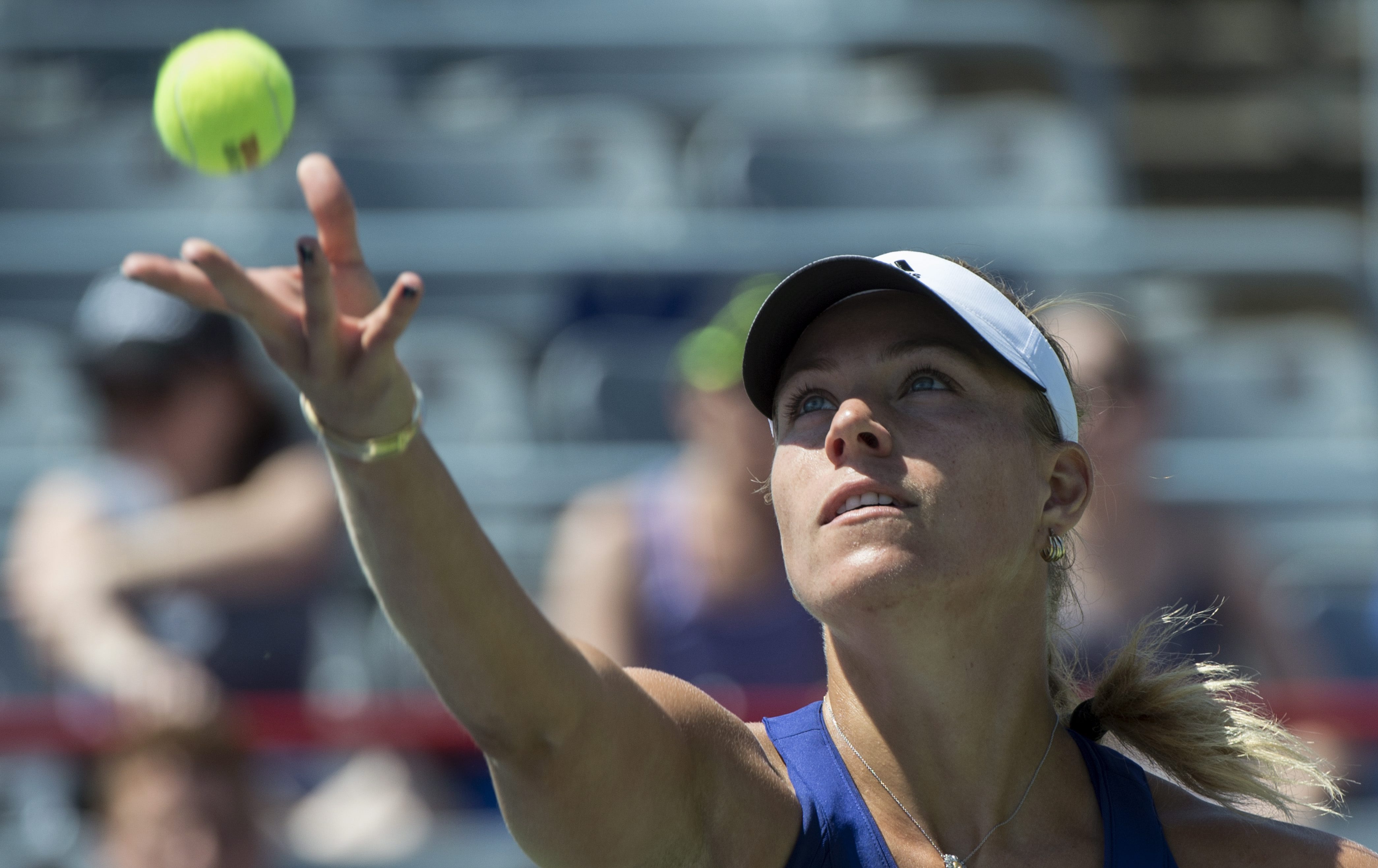 Caroline Wozniacki advances in Montreal