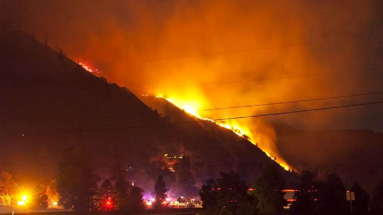 275 households told to flee Oregon wildfire