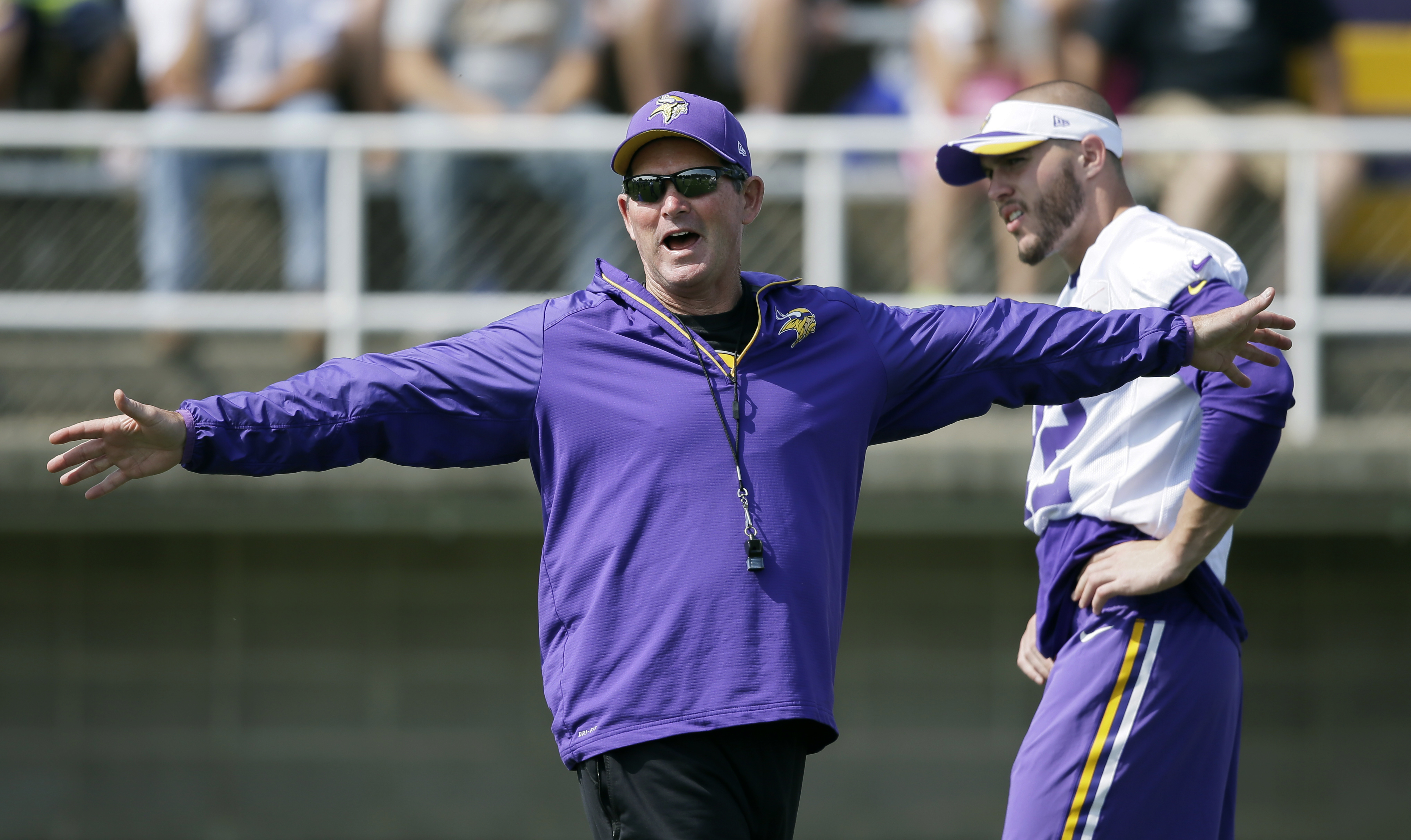 Bridgewater, Schaub make Vikings, Raiders debuts