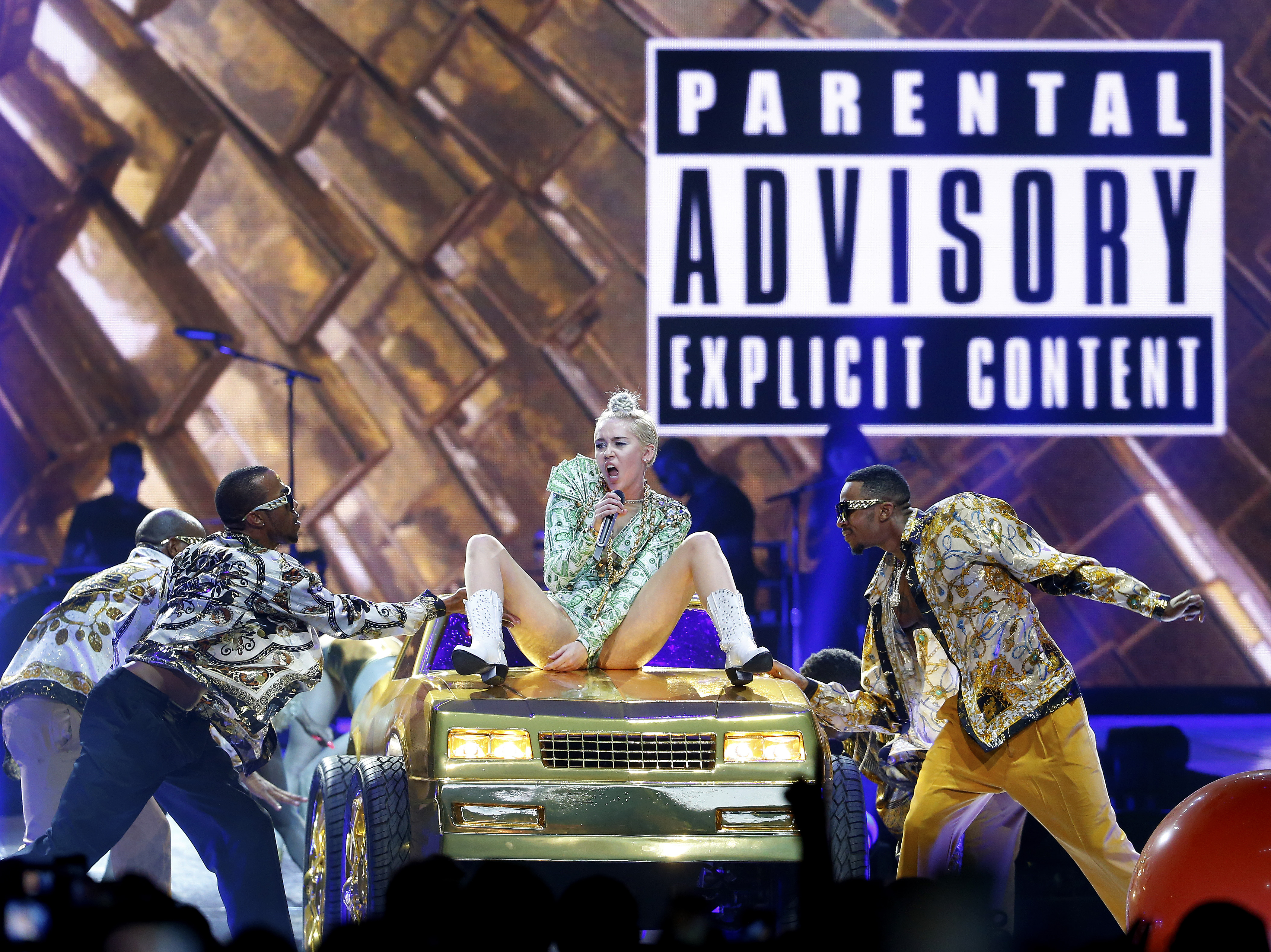 Miley both naughty and nice in return to Nashville
