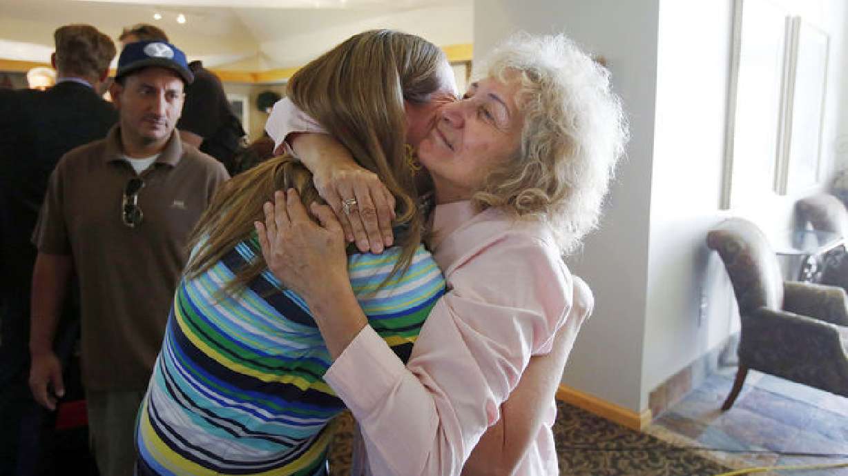 Dueños de la casa destruida por el deslizamiento de tierra abrumados con el amor de la comunidad