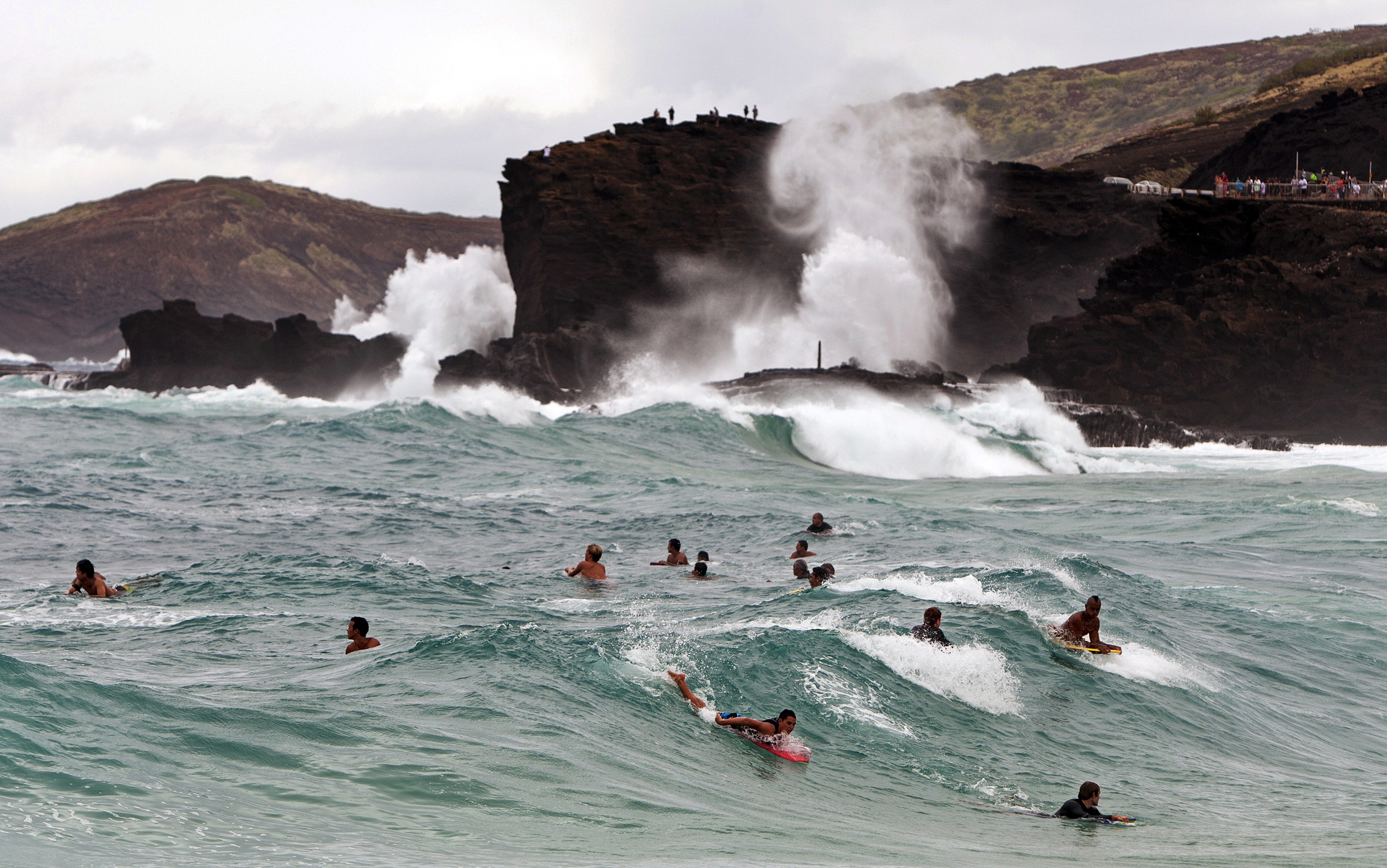 Tourists back to paradise as Hawaii area struggles