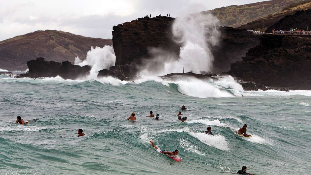 Tourists back to paradise as Hawaii area struggles