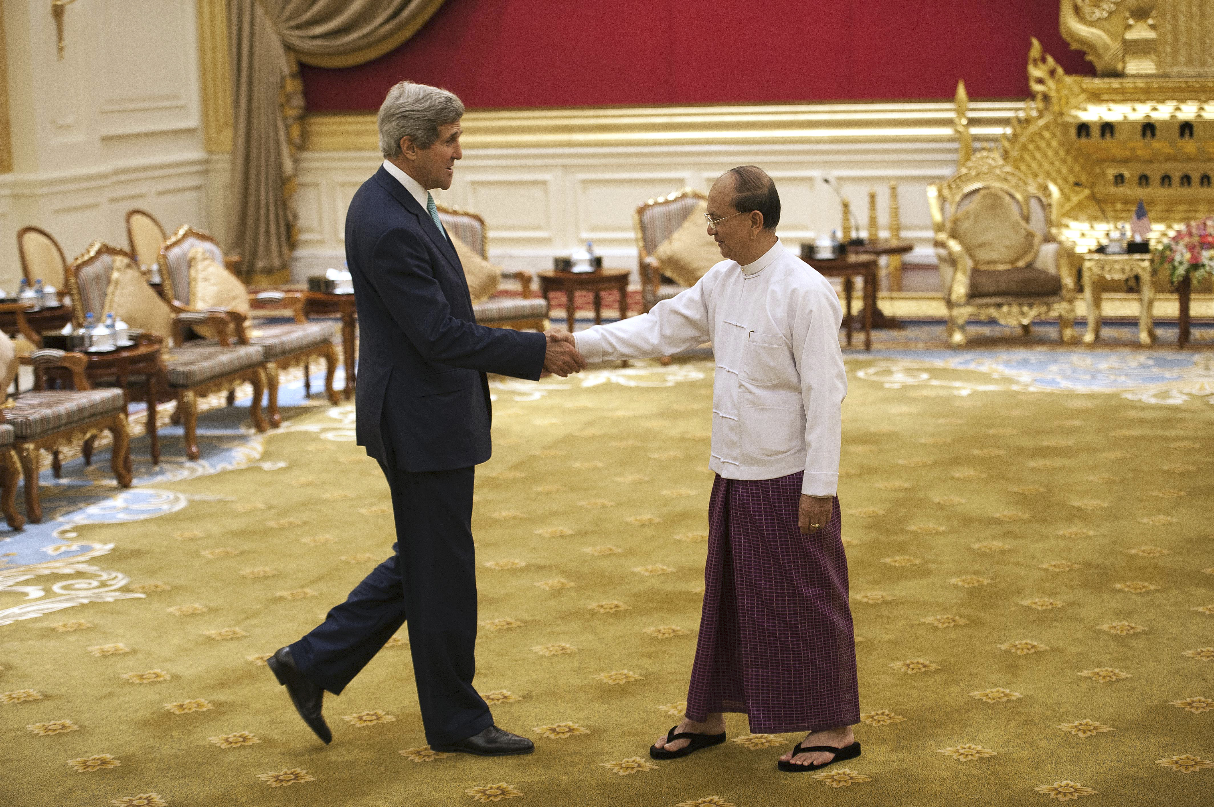 Kerry presses Myanmar on democratic reform