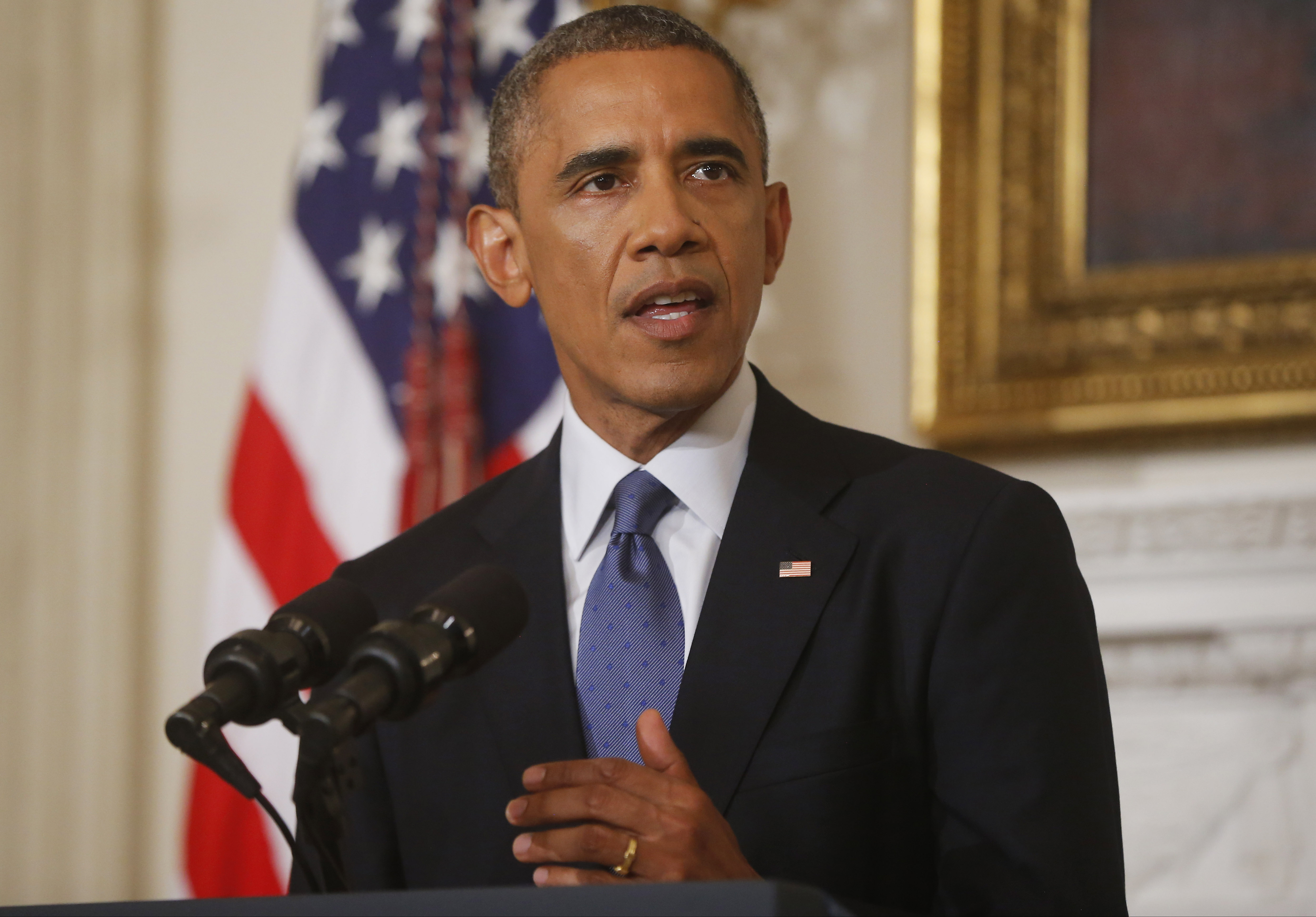 US aids displaced Iraqis as airstrikes help Kurds