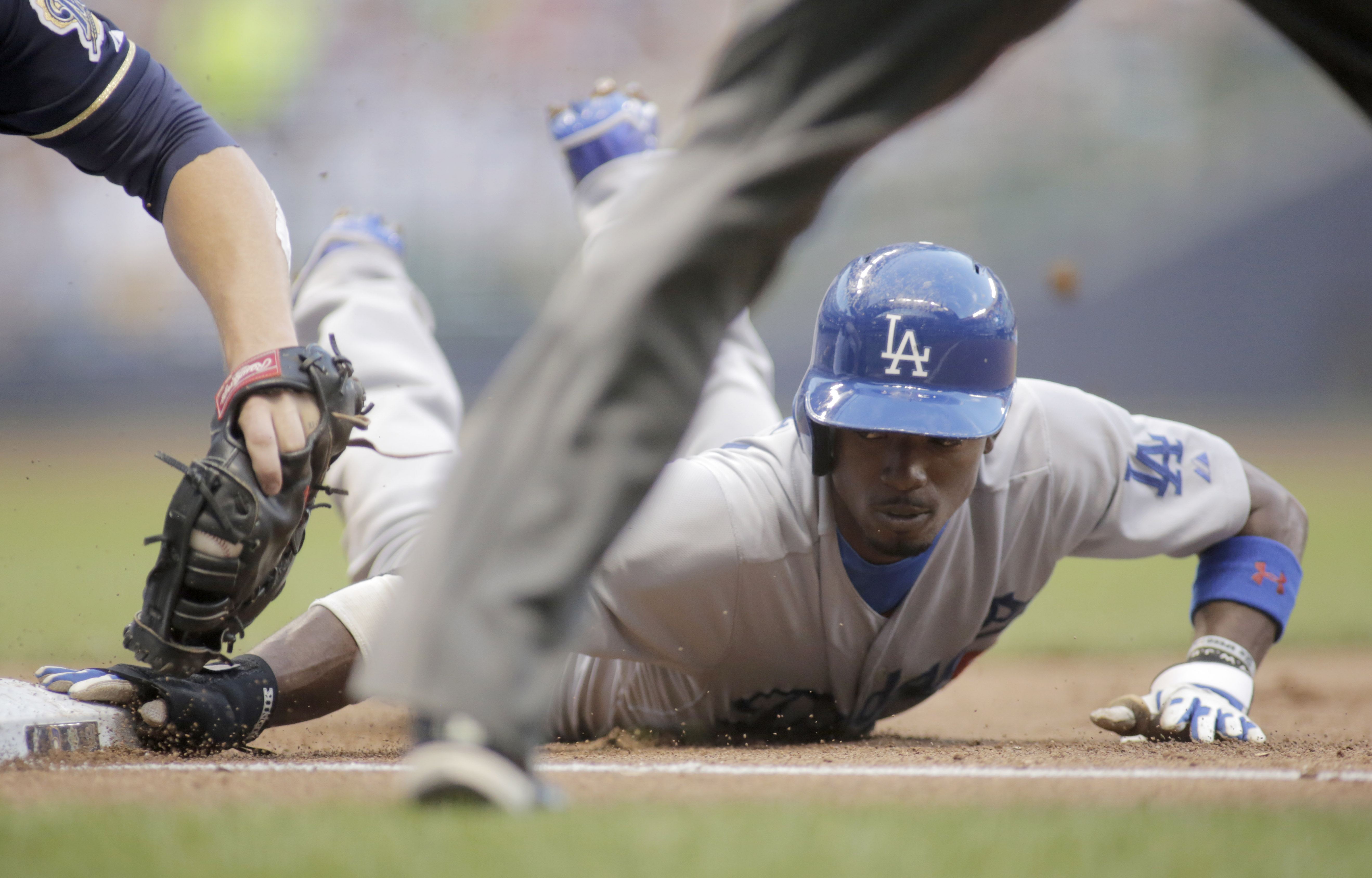 Fiers pitches gem, Brewers beat Dodgers 4-1