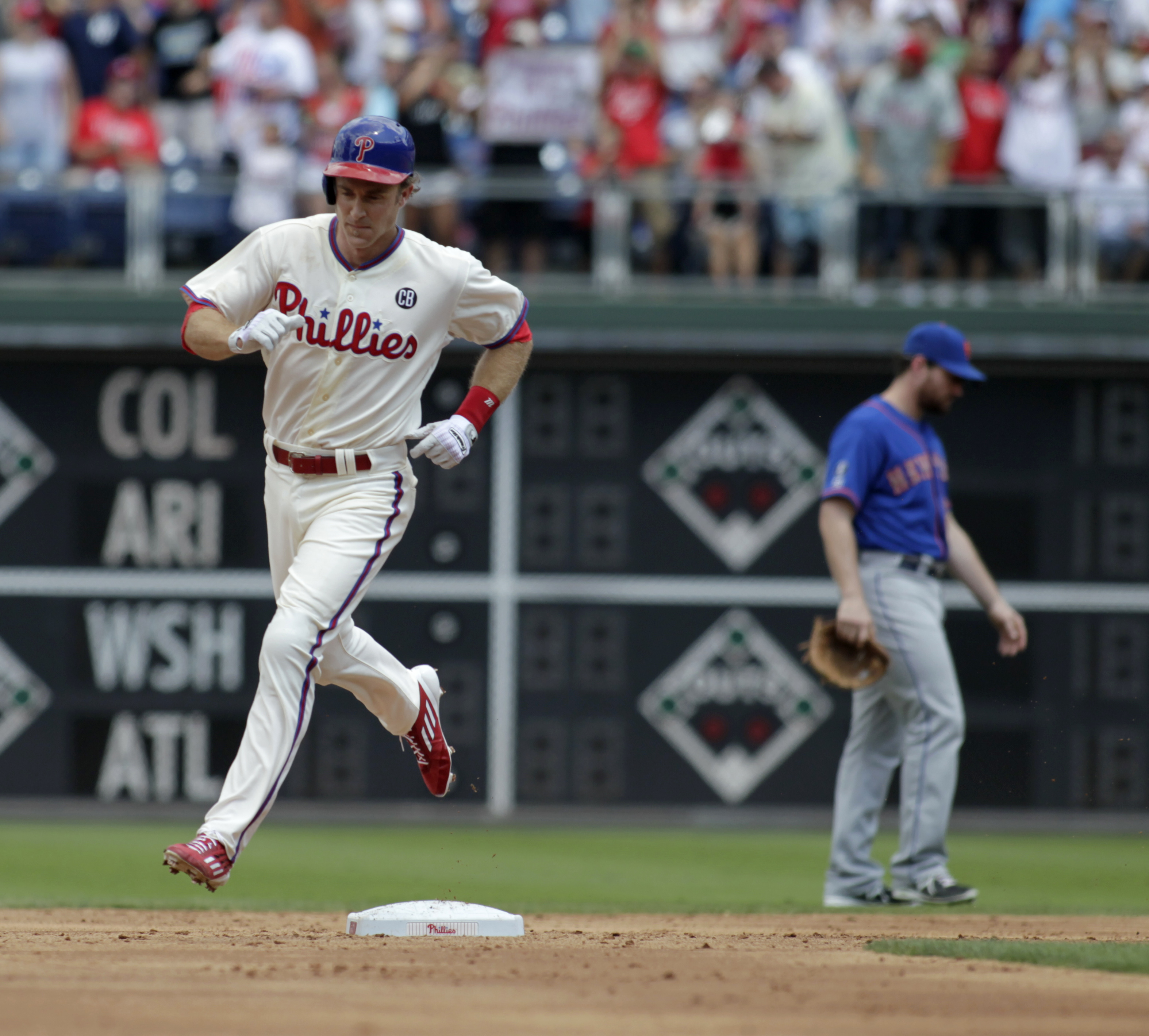 Howard gets winning hit in 9th for Phillies