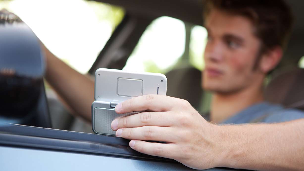 'La luna de miel ha terminado', se comenzará a cobrar multas por conducir y usar las manos en el teléfono