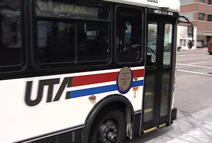Una petición está juntando firmas para tener lineas de transporte disponibles tarde en la noche 