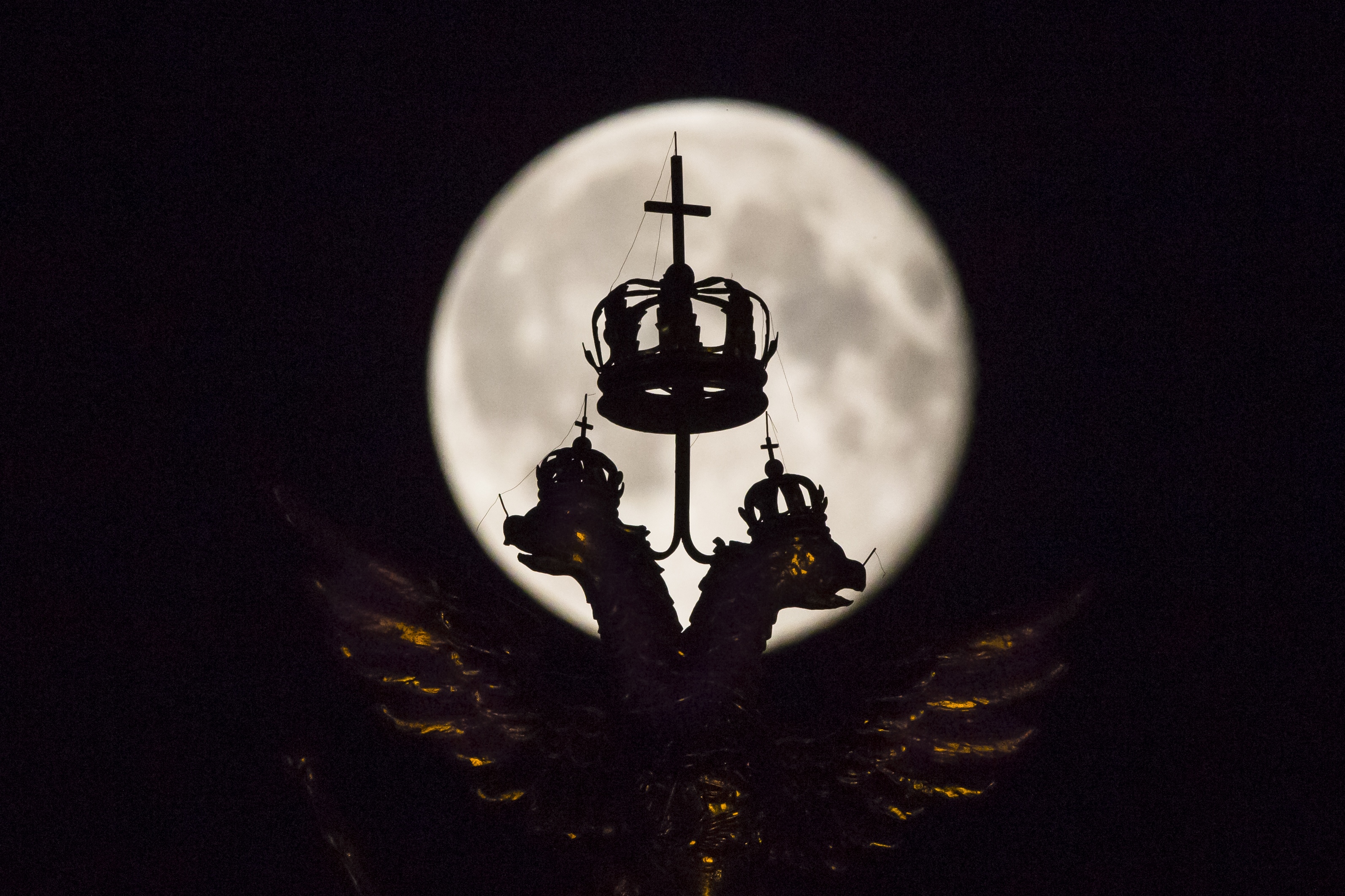 Best-of-summer meteor shower eclipsed by supermoon