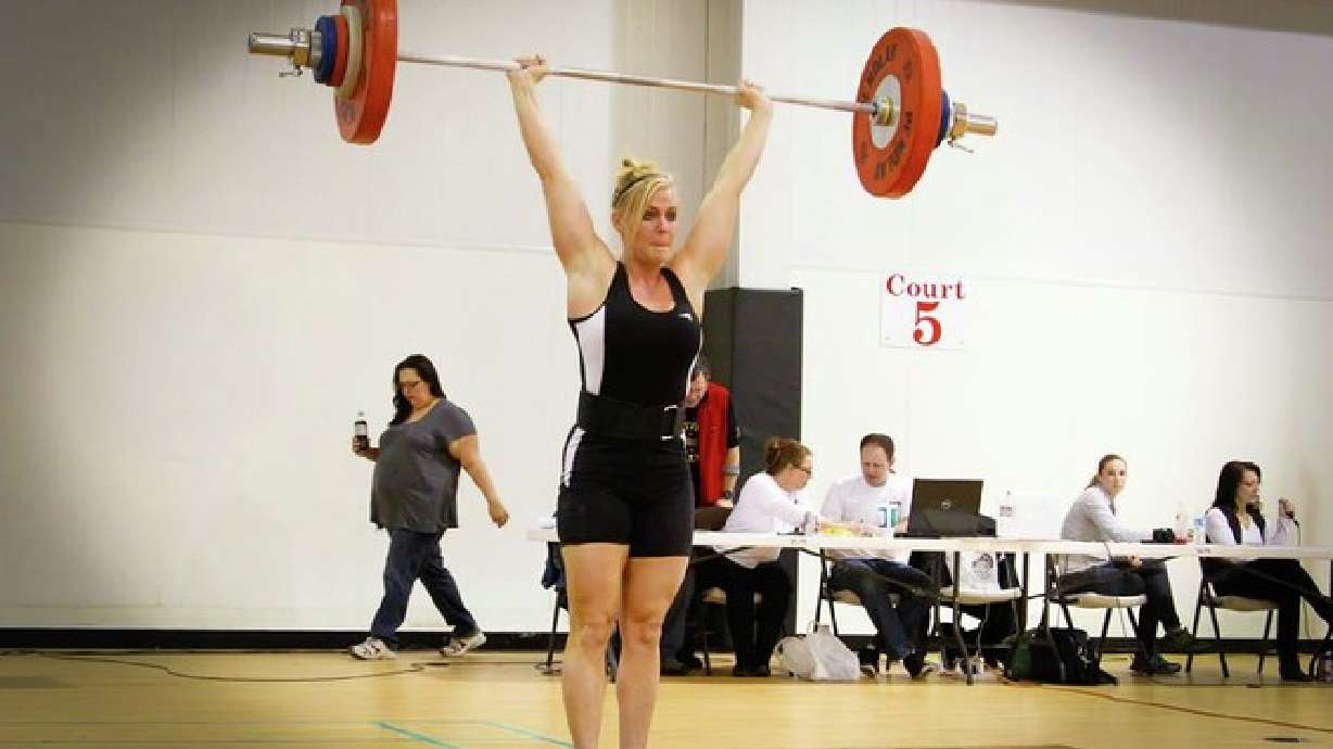 Mamá de 4 niños a punto de romper records mundiales en levantamiento de pesas