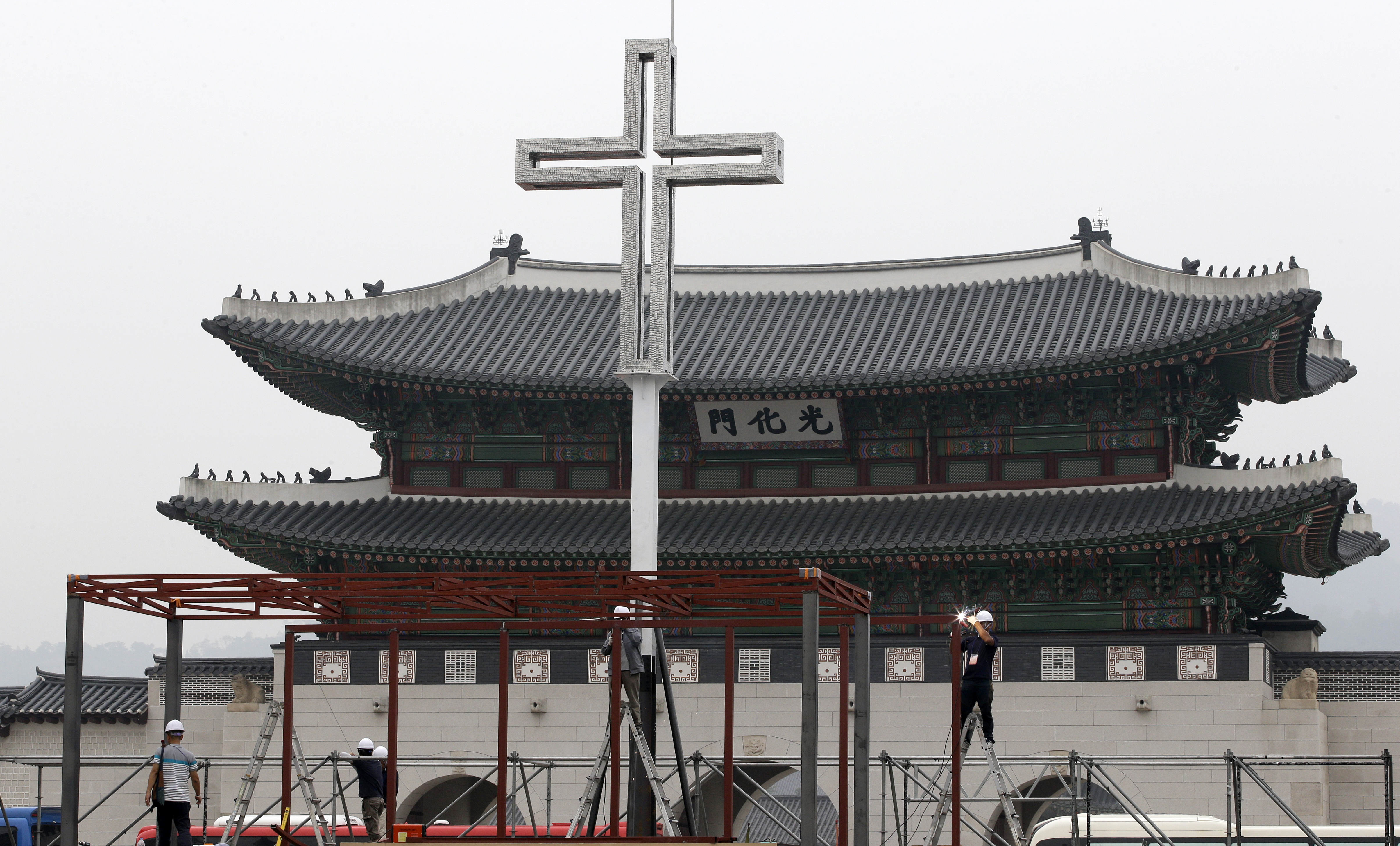 Pope makes tough sell on materialism in SKorea