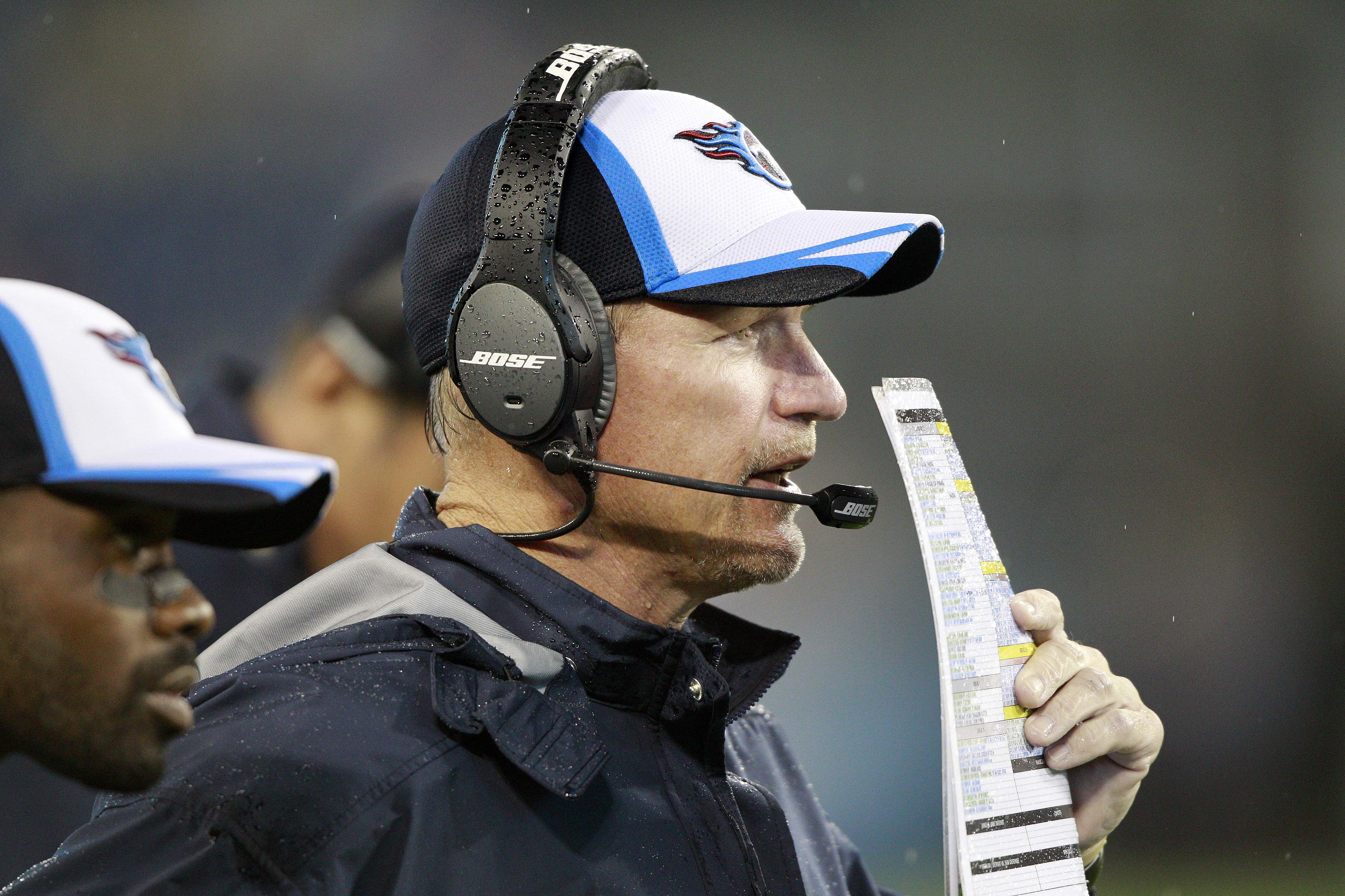 Whisenhunt surprises Titans with trip to movies