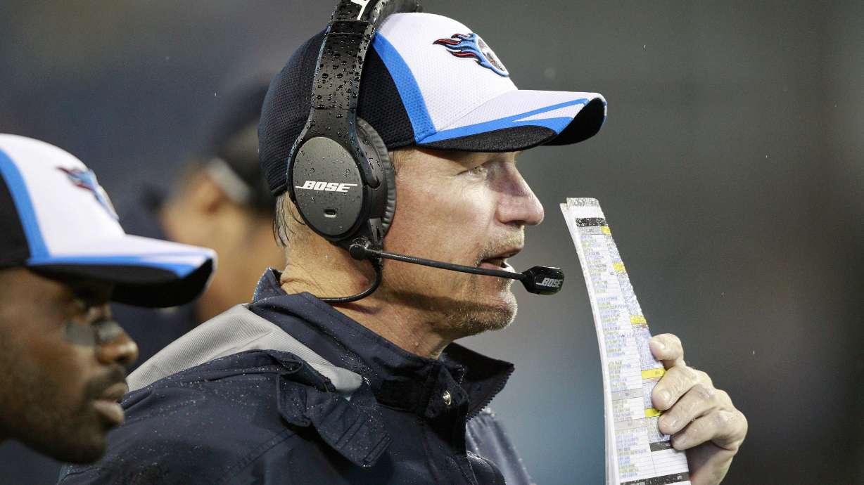 Whisenhunt surprises Titans with trip to movies