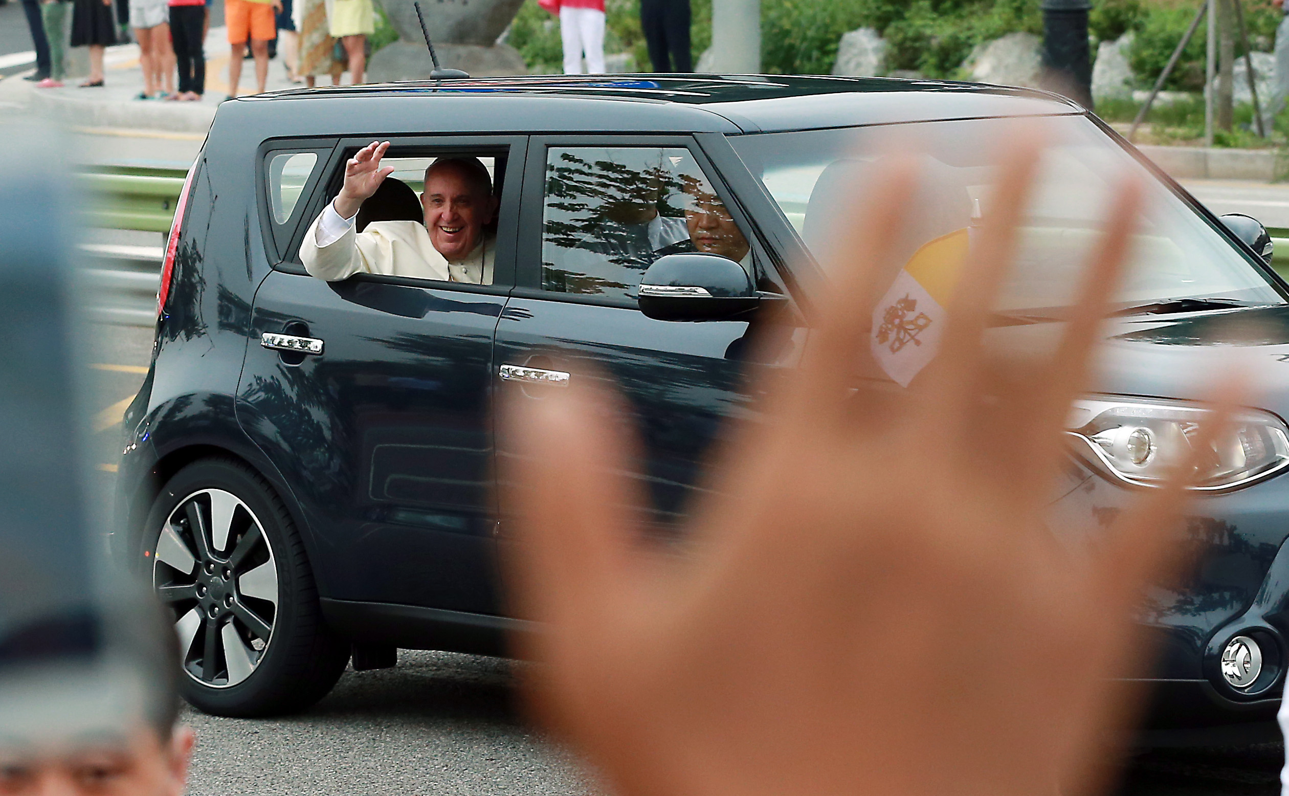 Pope's small car fascinates South Koreans
