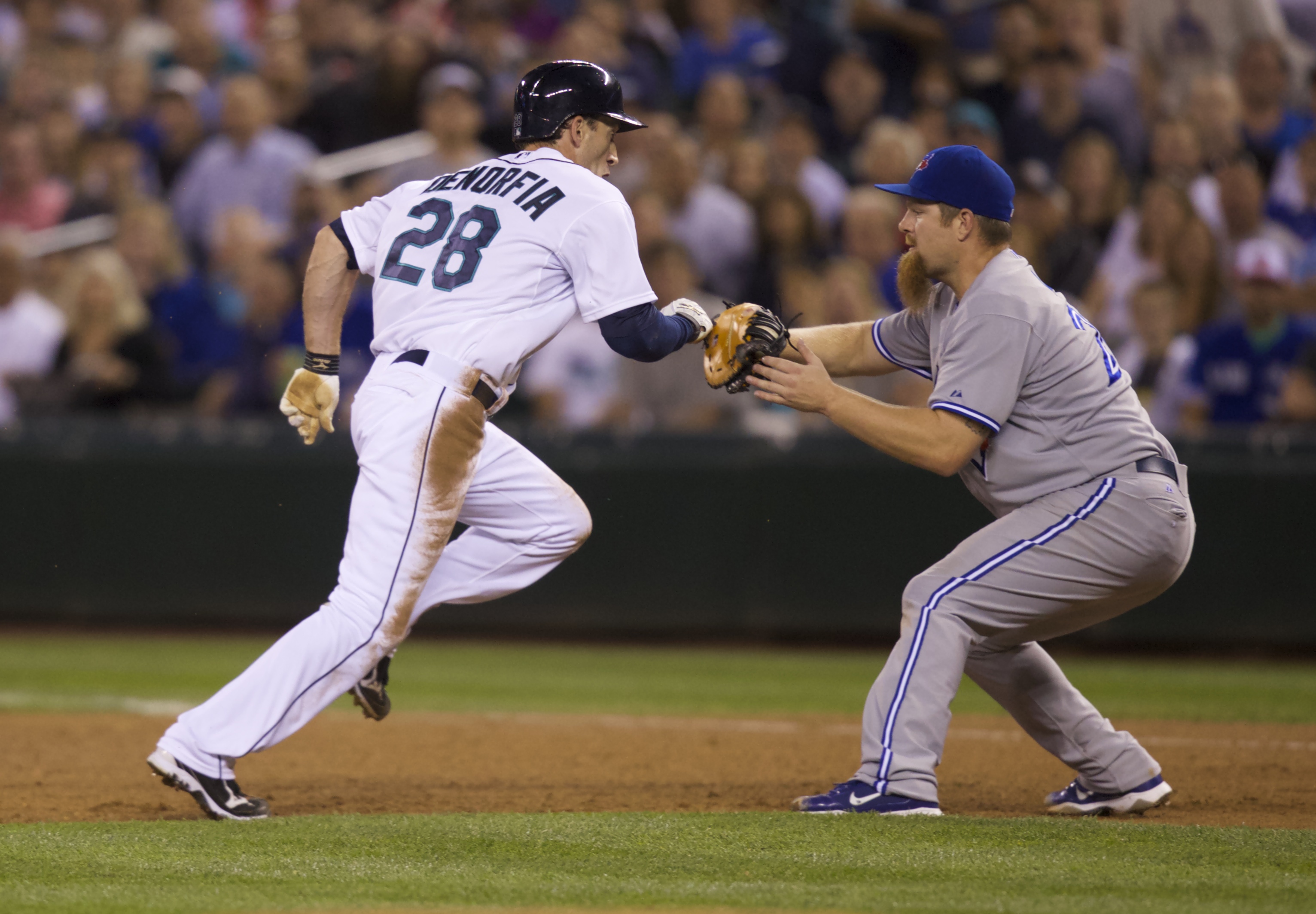 Dickey pitches well, Blue Jays lose 2-0 at Seattle