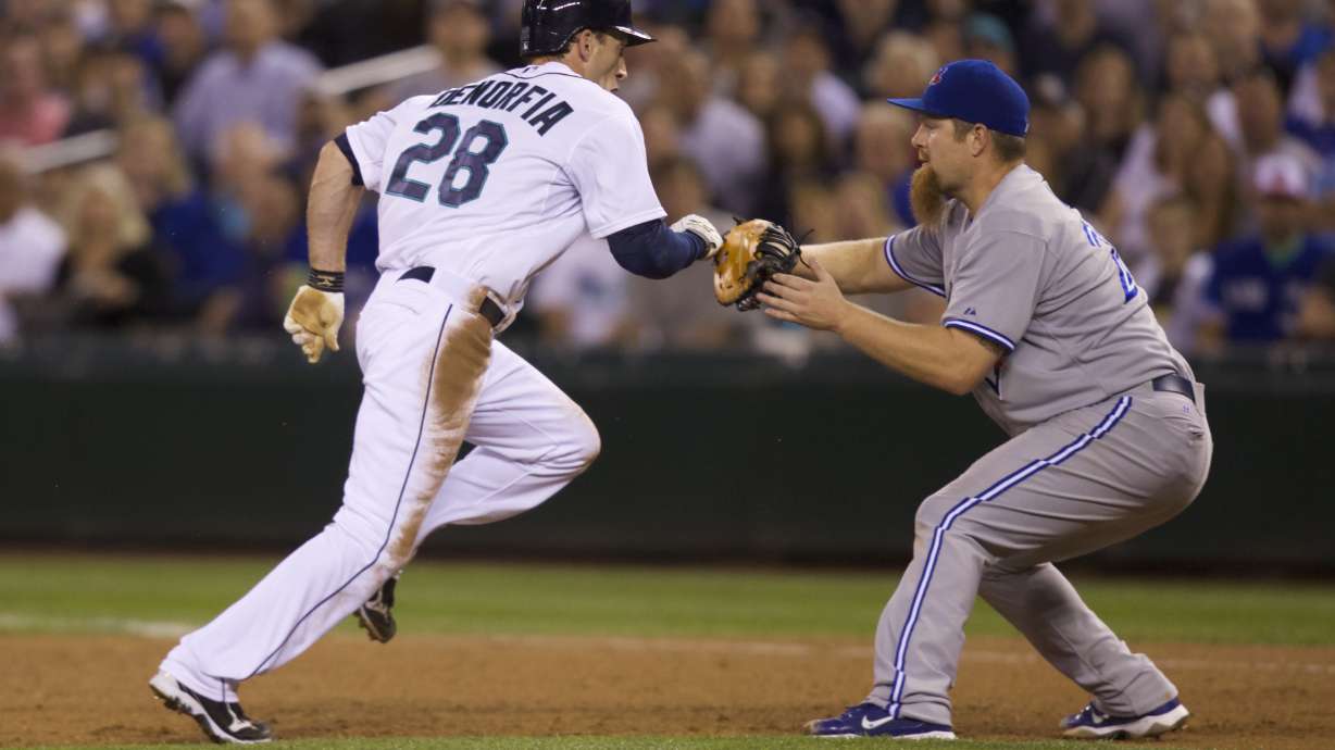 Dickey pitches well, Blue Jays lose 2-0 at Seattle
