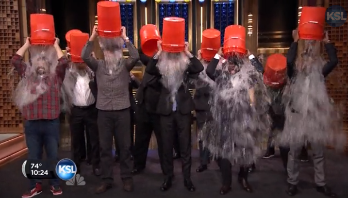 El desafío del 'cubo de agua helada' se apodera de la nación por una noble causa 