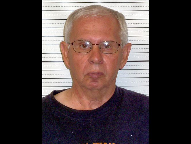 El director de una escuela de UT es acusado de violencia doméstica luego de agredir a su esposa por celos