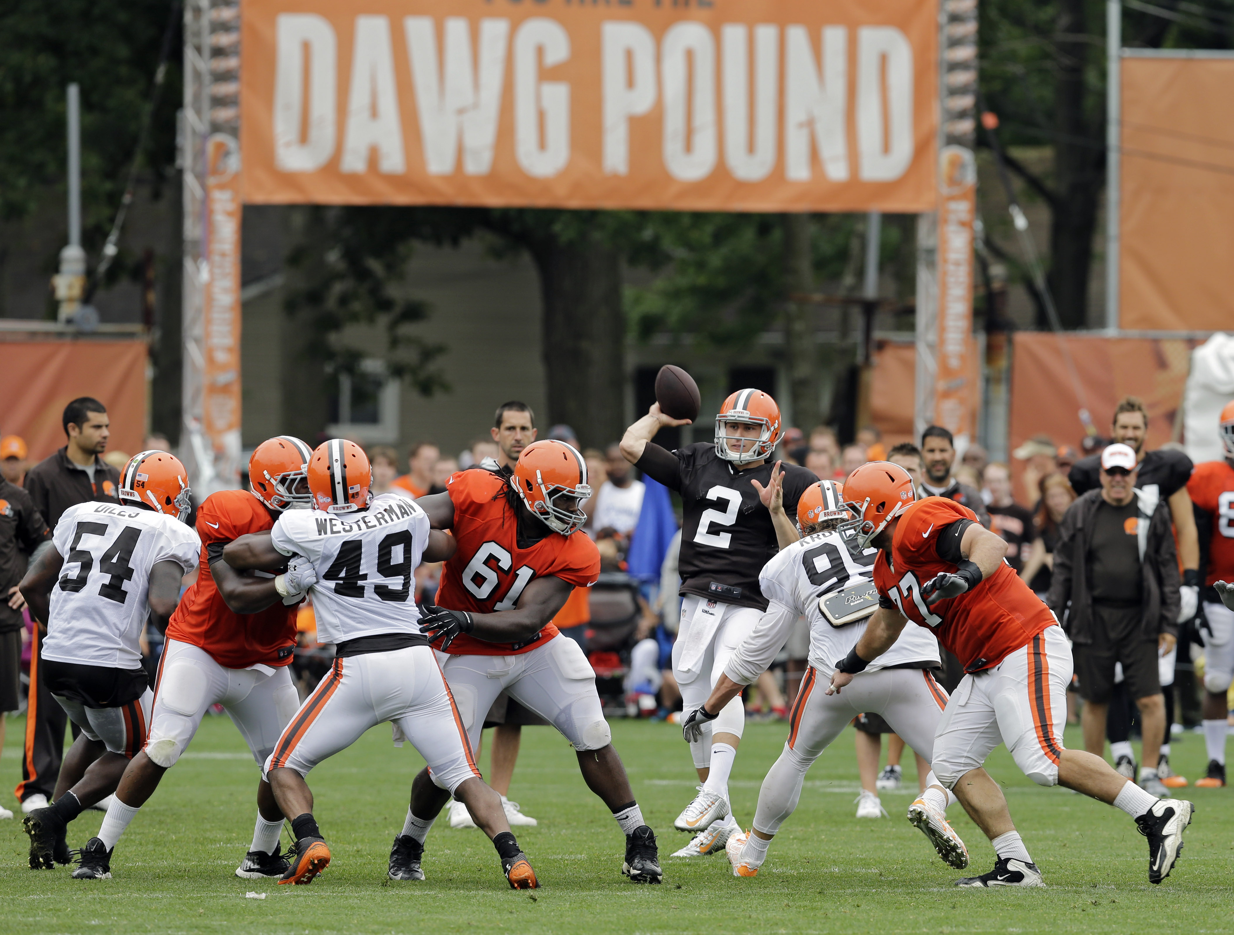 Browns hope to name starting QB on Tuesday