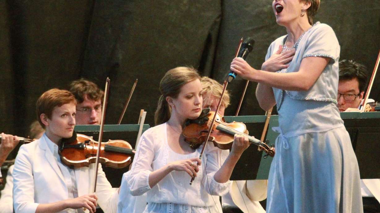 Symphony sets stage at southern Utah's red rocks