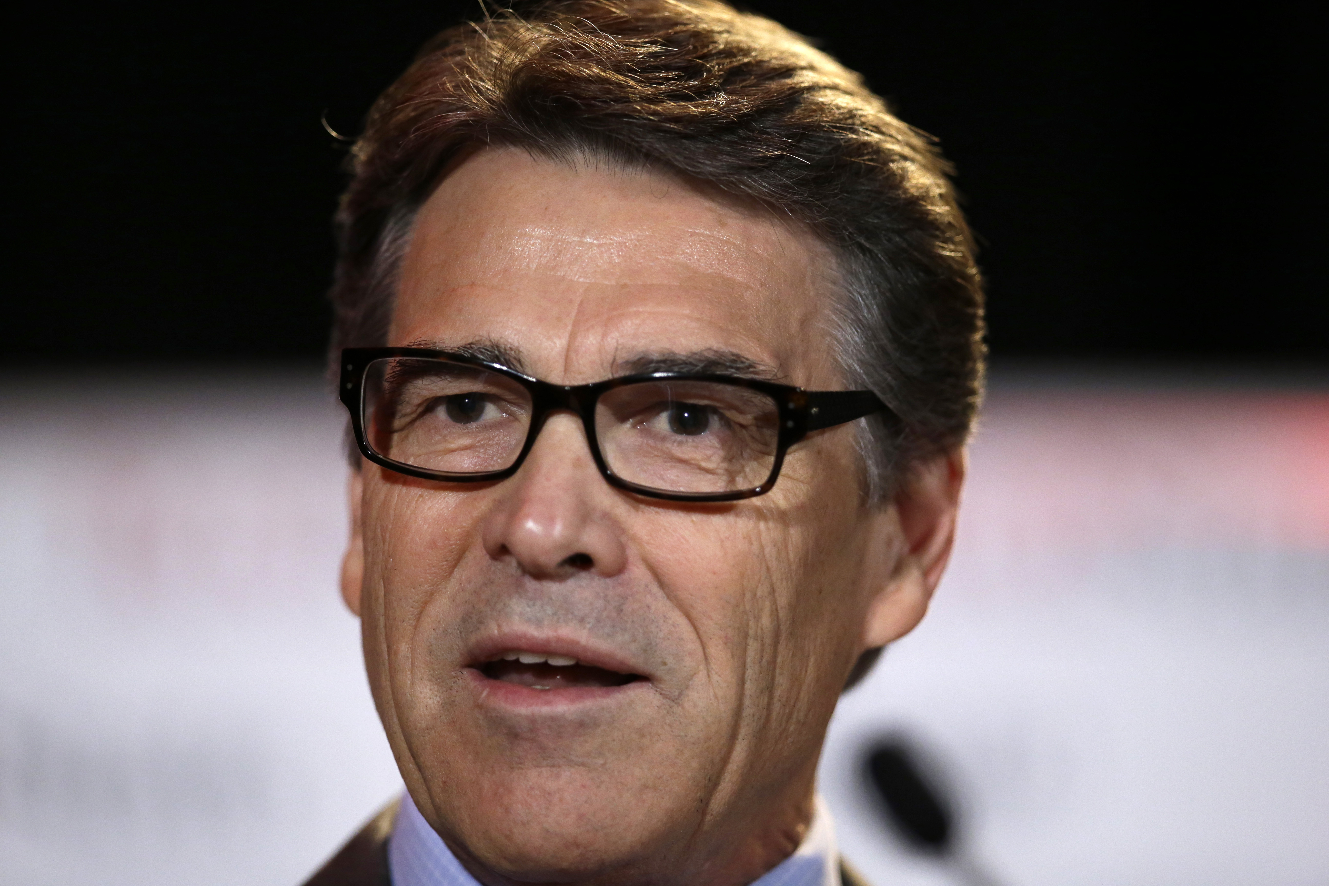 Texas Gov. Perry defends veto that led to charges