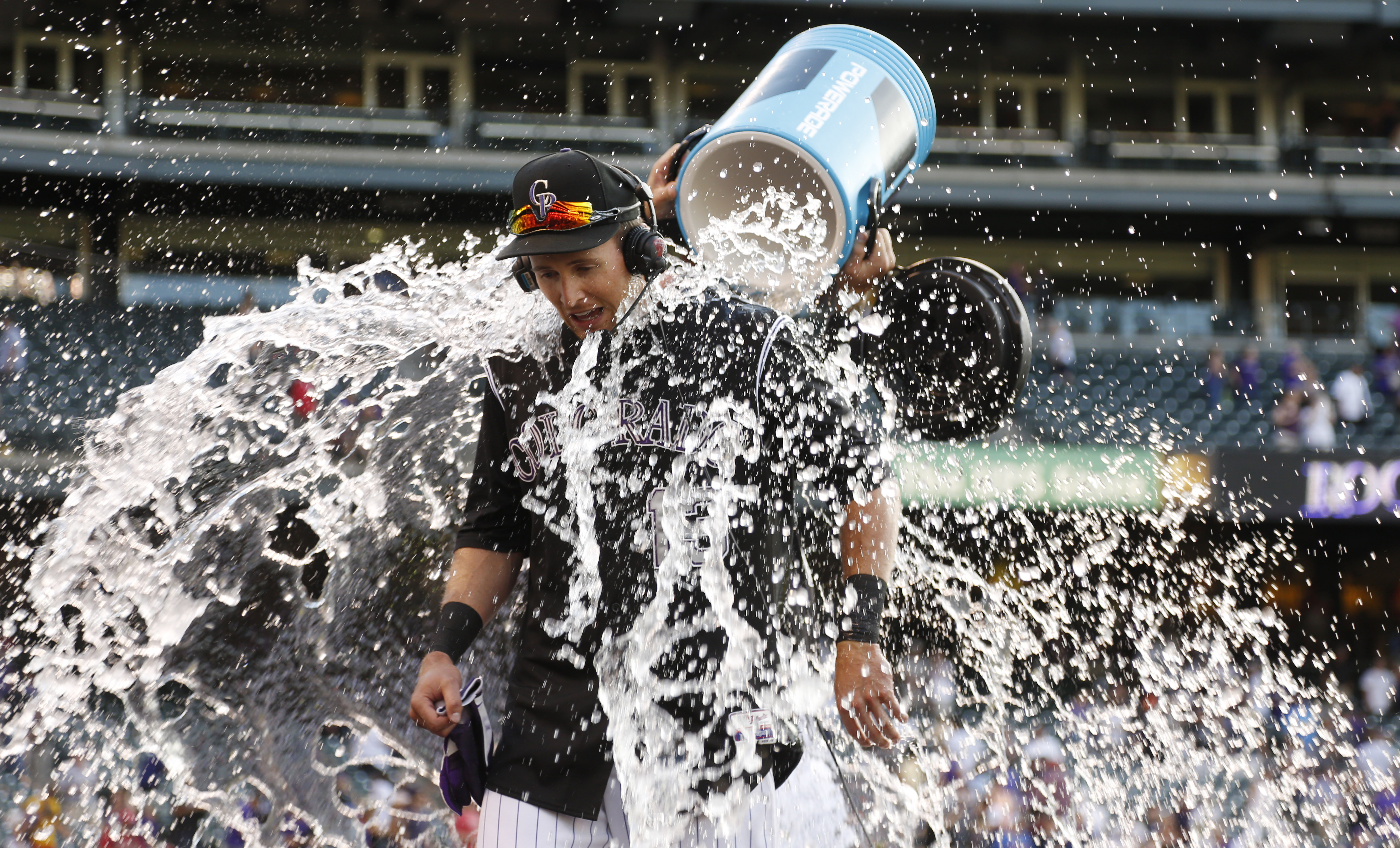 Reds give up late leads in DH sweep by Rockies