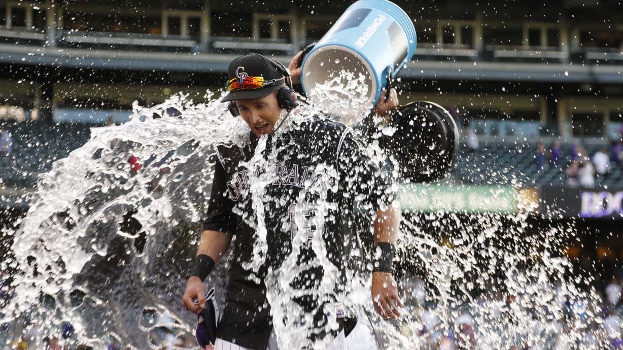 Reds give up late leads in DH sweep by Rockies