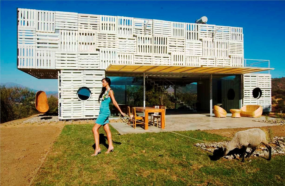 Infiniski Manifesto House in Chile - the high end of trash design.