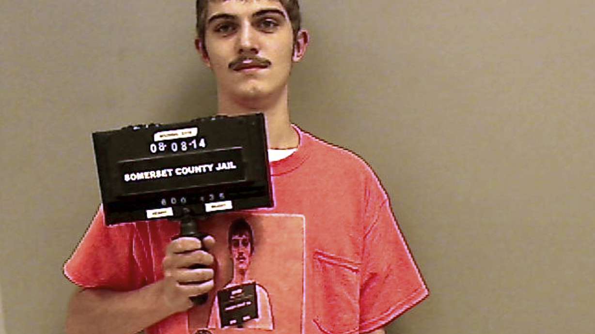 Man shows up for jail in T-shirt with mug shot