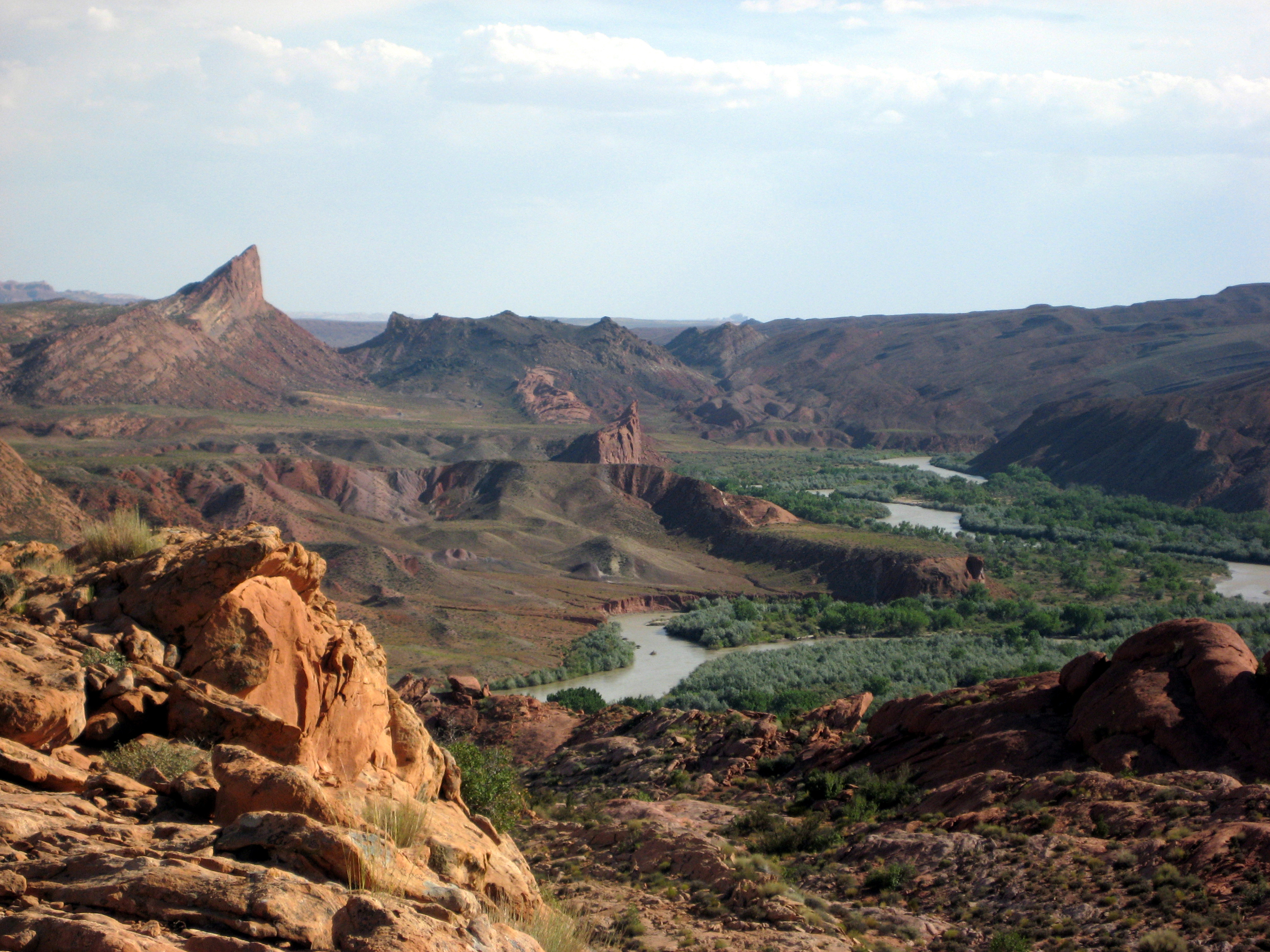 Rock slide damages pipeline, spews oil into San Juan River
