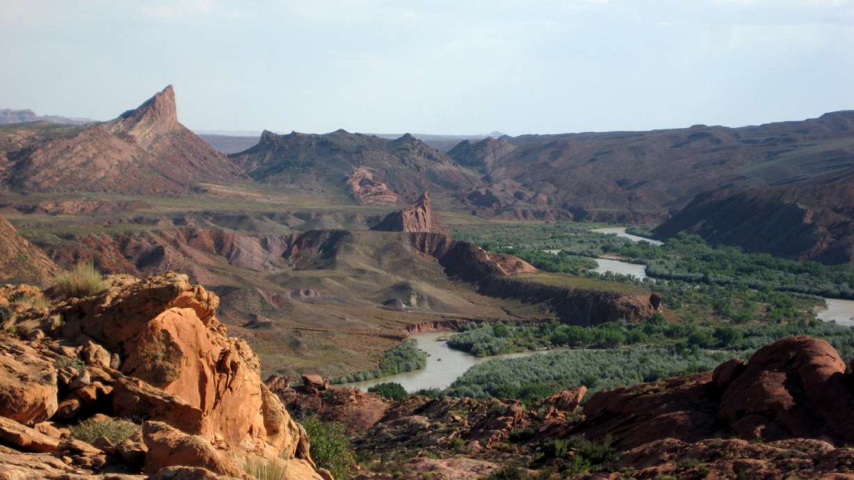 Rock slide damages pipeline, spews oil into San Juan River